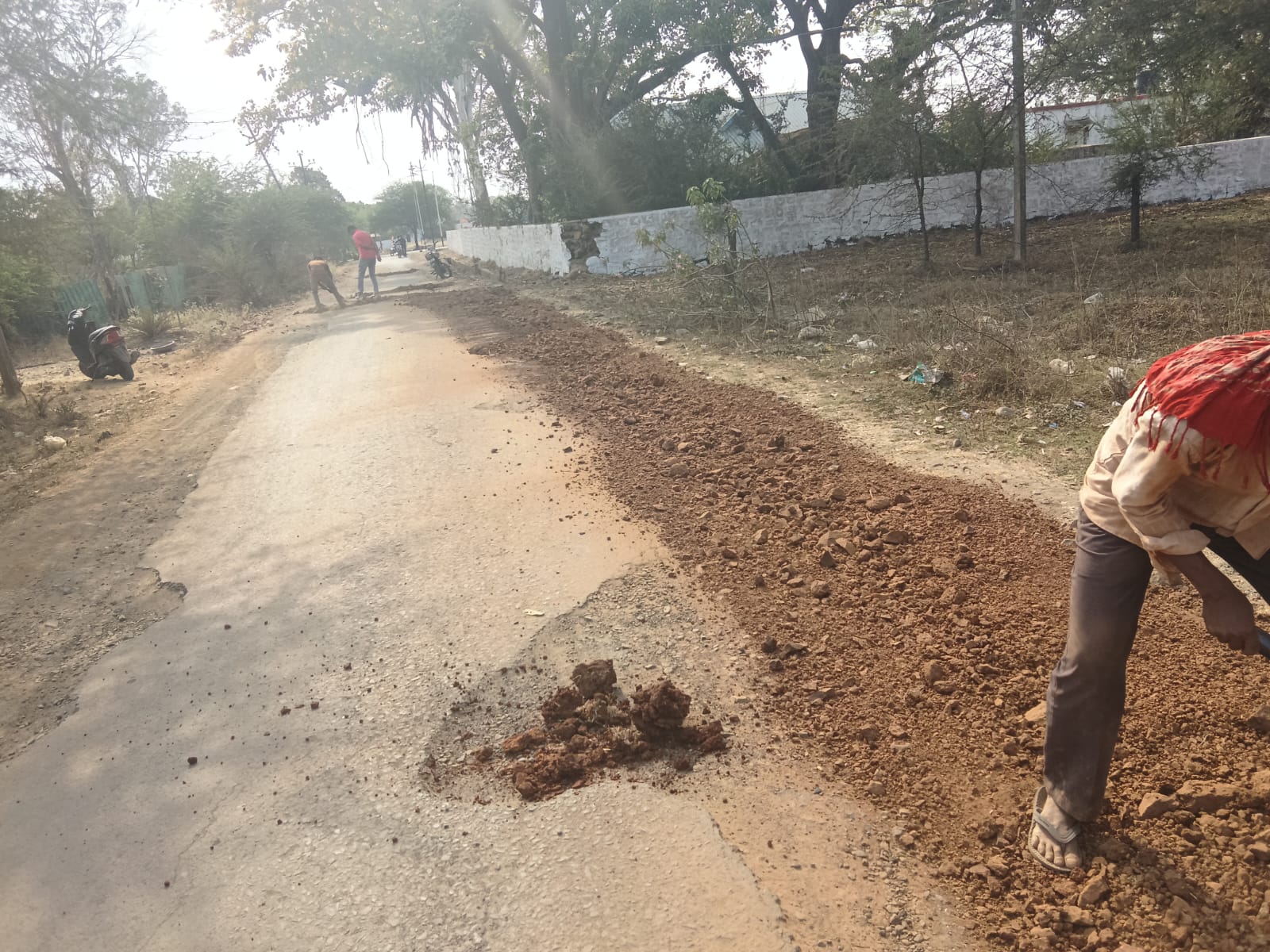 पार्षद की सक्रियता से बदली तस्वीर: जर्जर सड़क पर डस्ट मुरूम डालकर किया गया सुधार कार्य posted by Mohammad Asif Langha from Amla