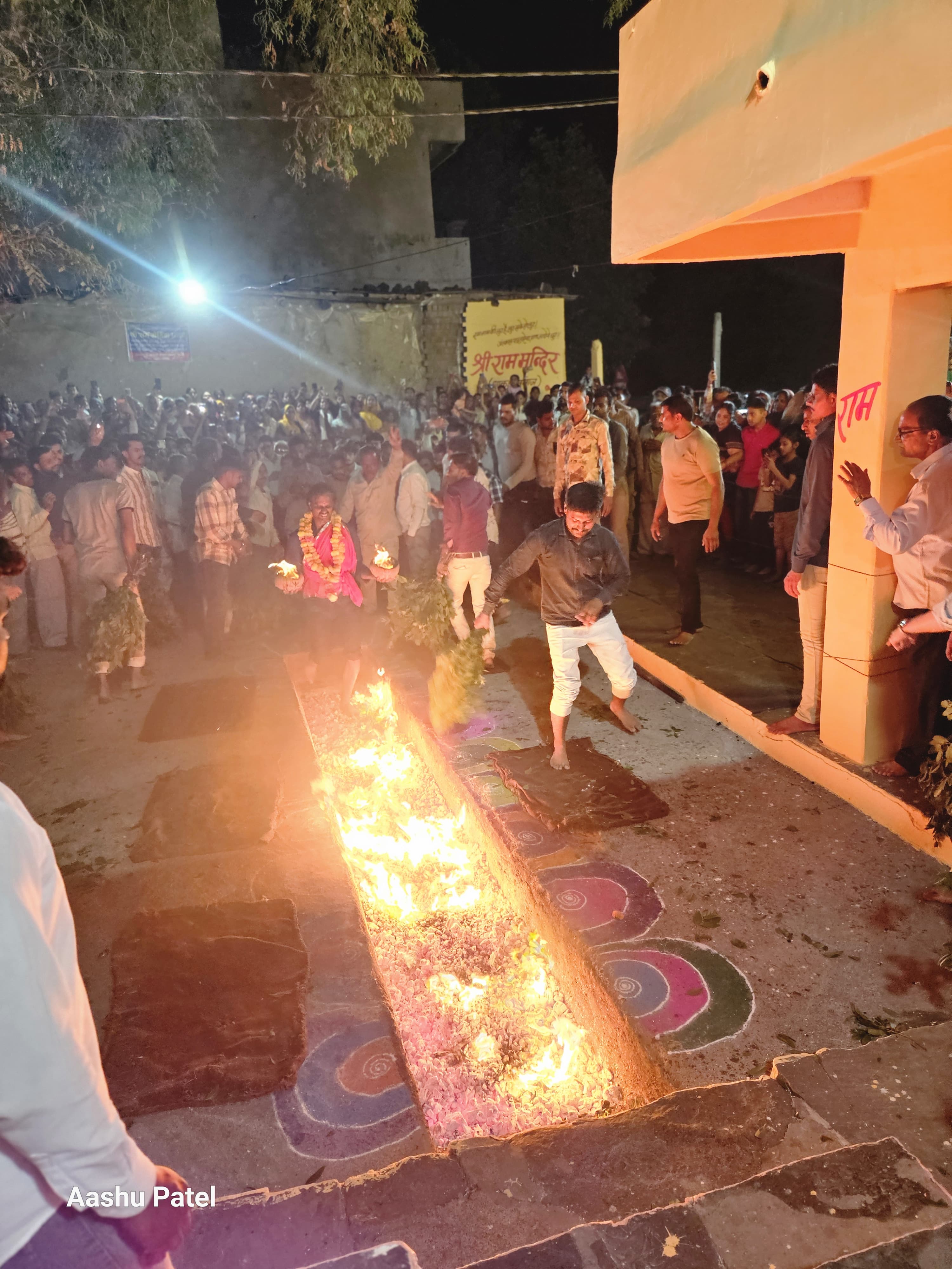 आस्था की अग्निपरीक्षा रामजानकी मंदिर में भक्तों का समर्पण posted by Ashish Sharma from Ratlam