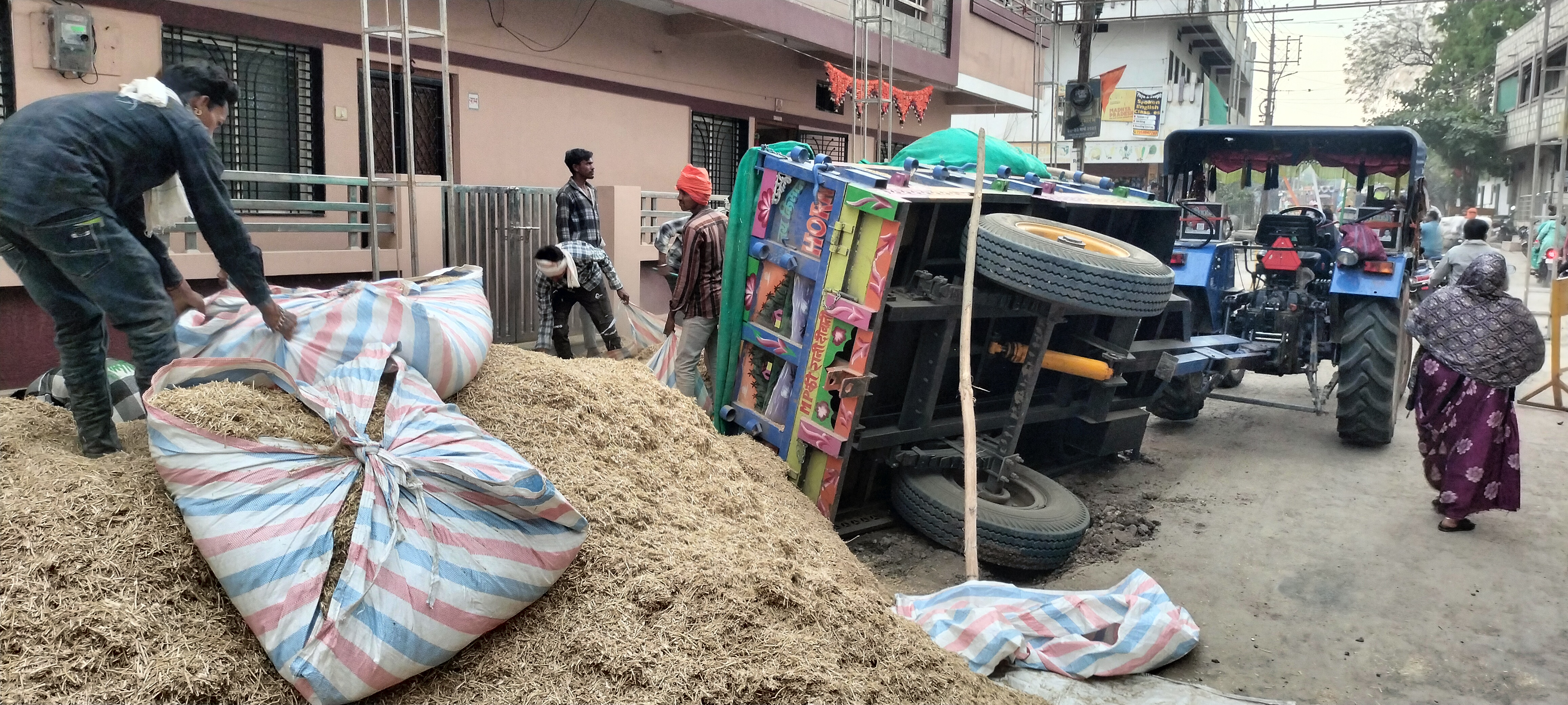 लंबे समय से चल रहे अव्यवस्थित सीवरेज कार्य के चलते जनता को उठाना पड़ रही भारी परेशानियों को सामना सड़क के गड्ढे में ट्रॉली के टायर फंसे posted by Lokesh Davde