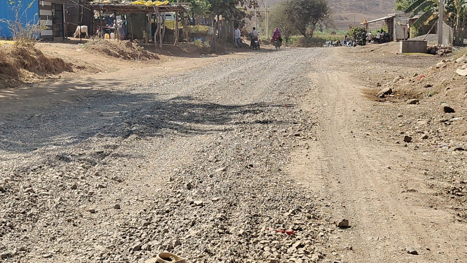 ग्राम मांडवा से सागफाटा तक गिट्टियों पर जोखिम भरा सफर, करीब 5 महीने से सड़क निर्माण के लिए डाली गई गिट्टी और धूल से राहगीर हो रहे हैं परेशान posted by Pradeep Singh from Nepa Nagar