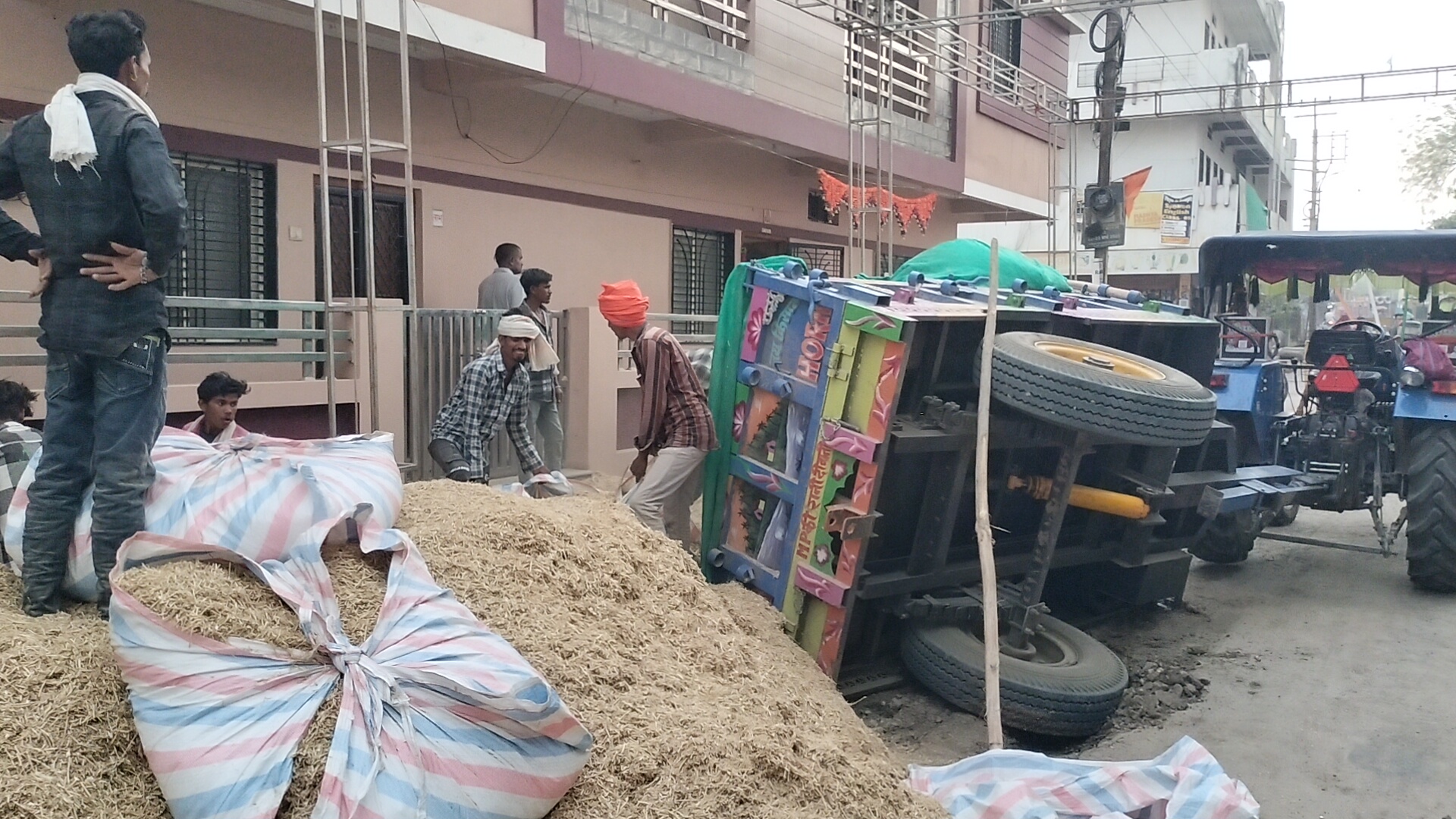 _बड़वानी:-सड़क के गड्ढे में ट्रॉली के टायर फंसे, आगे बढ़ाने के लिए जेसीबी का धक्का लगते ही पलटा, बड़ा हादसा टला posted by Lokesh Davde