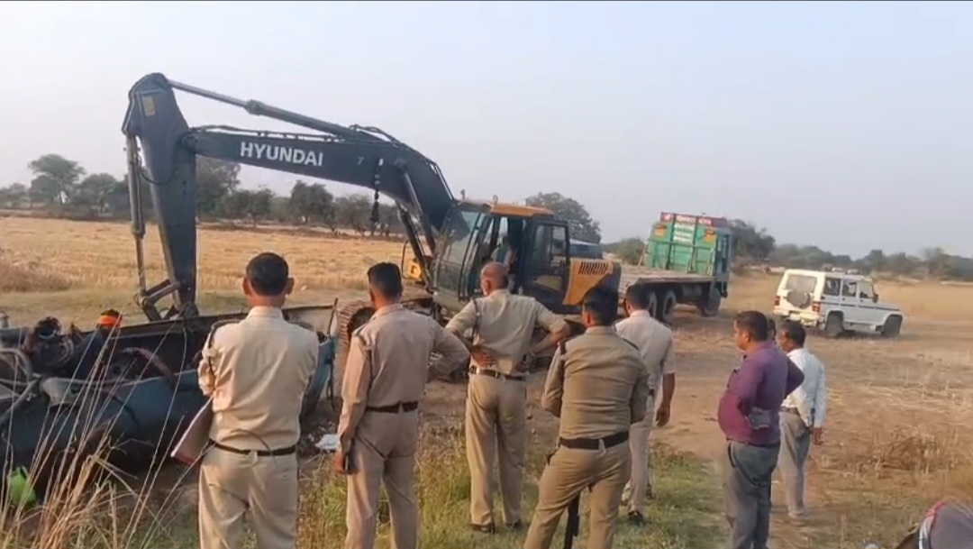 धसान नदी में अवैध रेत उत्खनन पर छापा: भागे लिफ्टर छतरपुर सीमा में जब्त, राजनीतिक दबाव की चर्चा posted by Rajneesh Dev Parmar