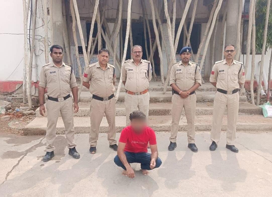 थाना ओरछा रोड पुलिस ने नौगांव रोड पेप्टिक टाउन के पास अवैध वसूली एवं मारपीट करने वाले आरोपी को किया गिरफ्तार posted by Amit Kumar Awasthi