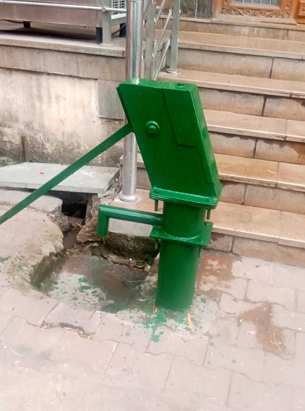 जल गंगा संवर्धन अभियान : हैंडपंपों को मिल रही रंगों से पहचान posted by Lokesh Davde