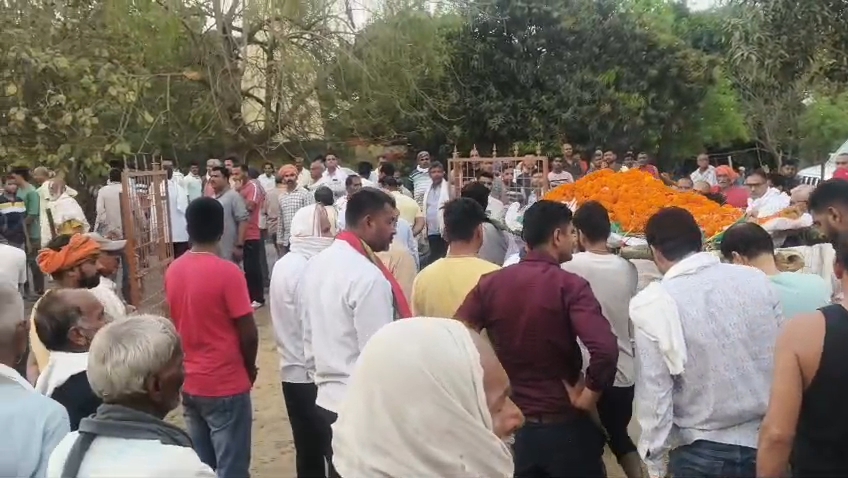 CRPF सब इंस्पेक्टर देवनारायण दुबे को सैन्य सम्मान के साथ अंतिम विदाई posted by Arvind Tiwari from Teonthar