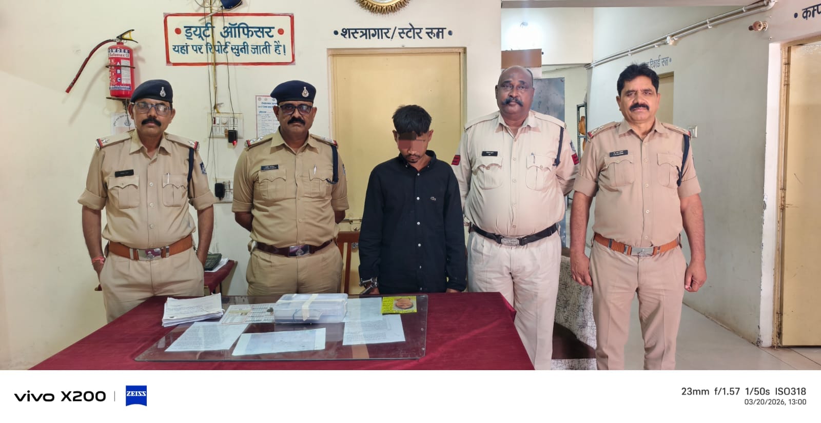 पुलिस को पकड़ में आया शातिर मोबाइल चोर, 80 हजार के 8 मोबाइल बरामद posted by Lokesh Davde