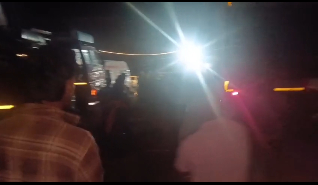 ससुद्रा चेक पोस्ट पर अवैध वसूली के आरोप, ट्रक चालकों ने लगाया जाम posted by Mohammad Asif Langha from Amla