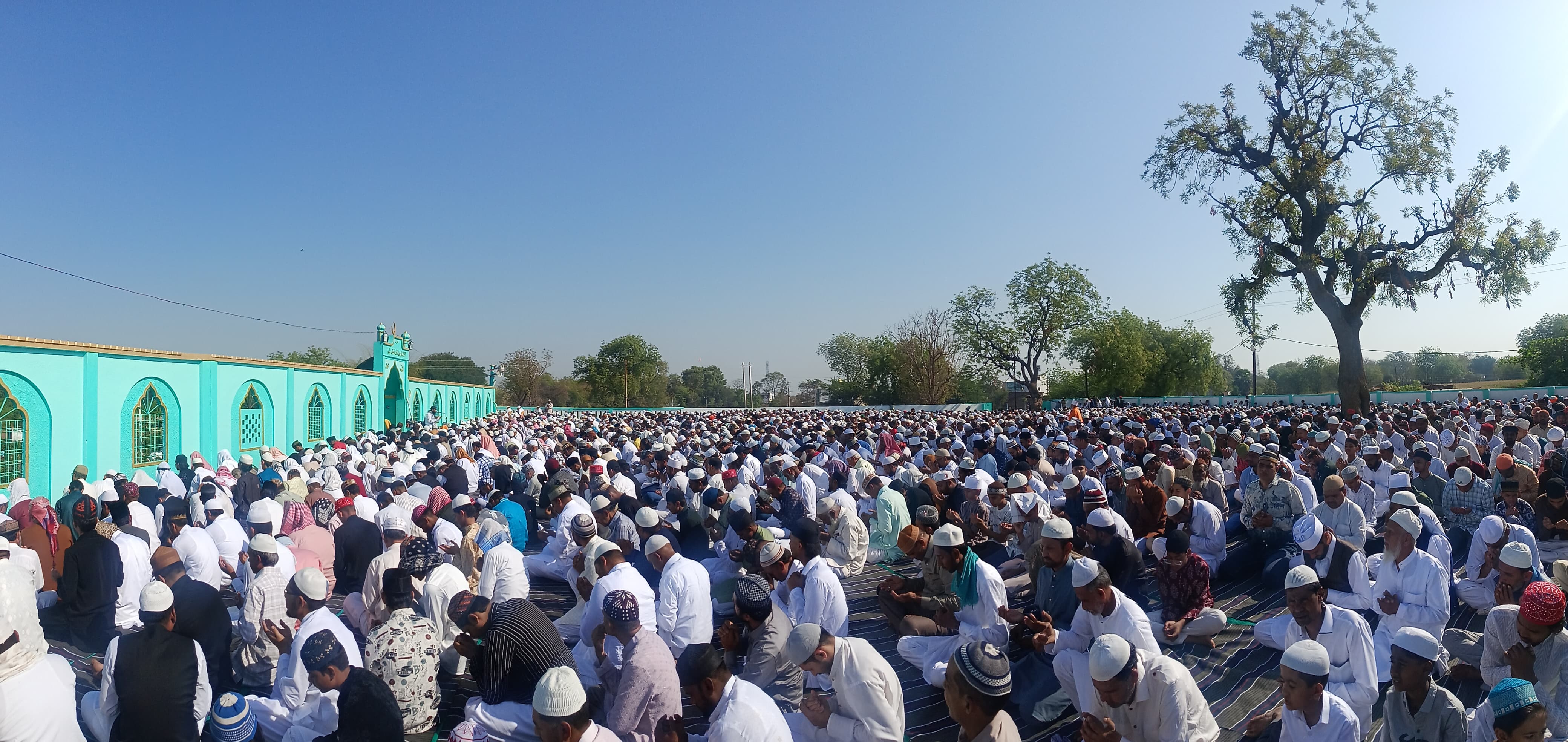 ईदगाह पर अदा की गई विशेष नमाज, मांगी मुल्क में अमन चैन, खुशहाली की दुआएं  मुस्तैद रहा पुलिस प्रशासन, posted by Lokesh Davde