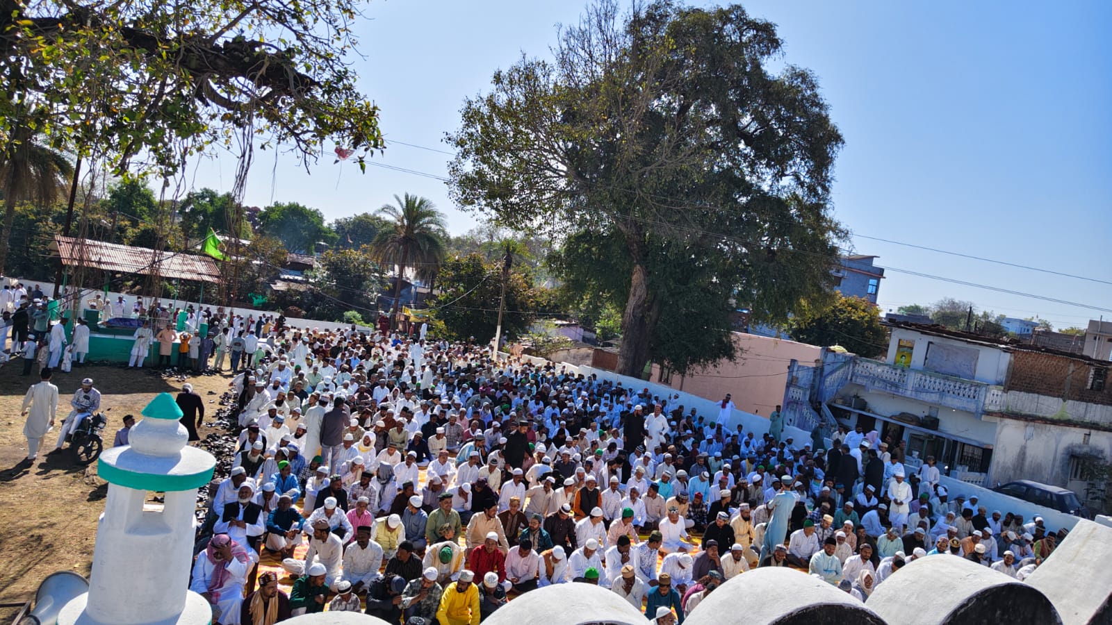 ईद-उल-फितर पर उमड़ा जनसैलाब, गले मिलकर दी मुबारकबाद posted by Mohammad Asif Langha from Amla