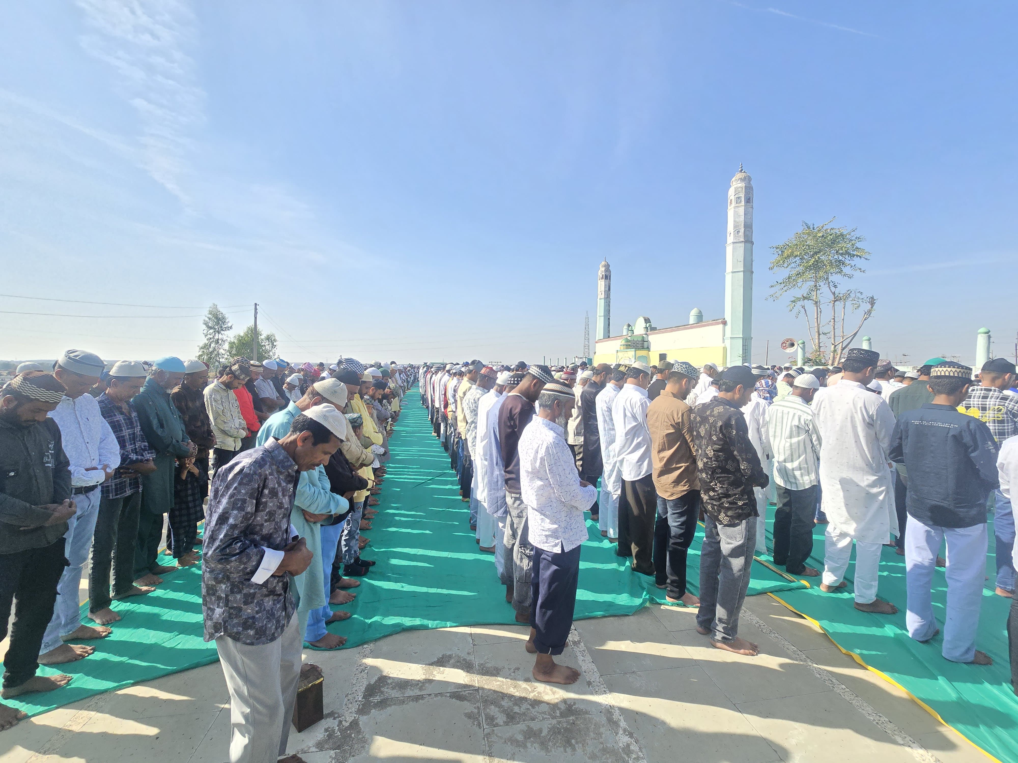 शहर काजी मुजक्कीर अली काजी ने ईदगाह पर अदा कराई ईद की नमाज, बच्चों में दिखा खास उत्साह, प्रशासन मुस्तैद posted by Durga Shankar Pahadiya from Alot