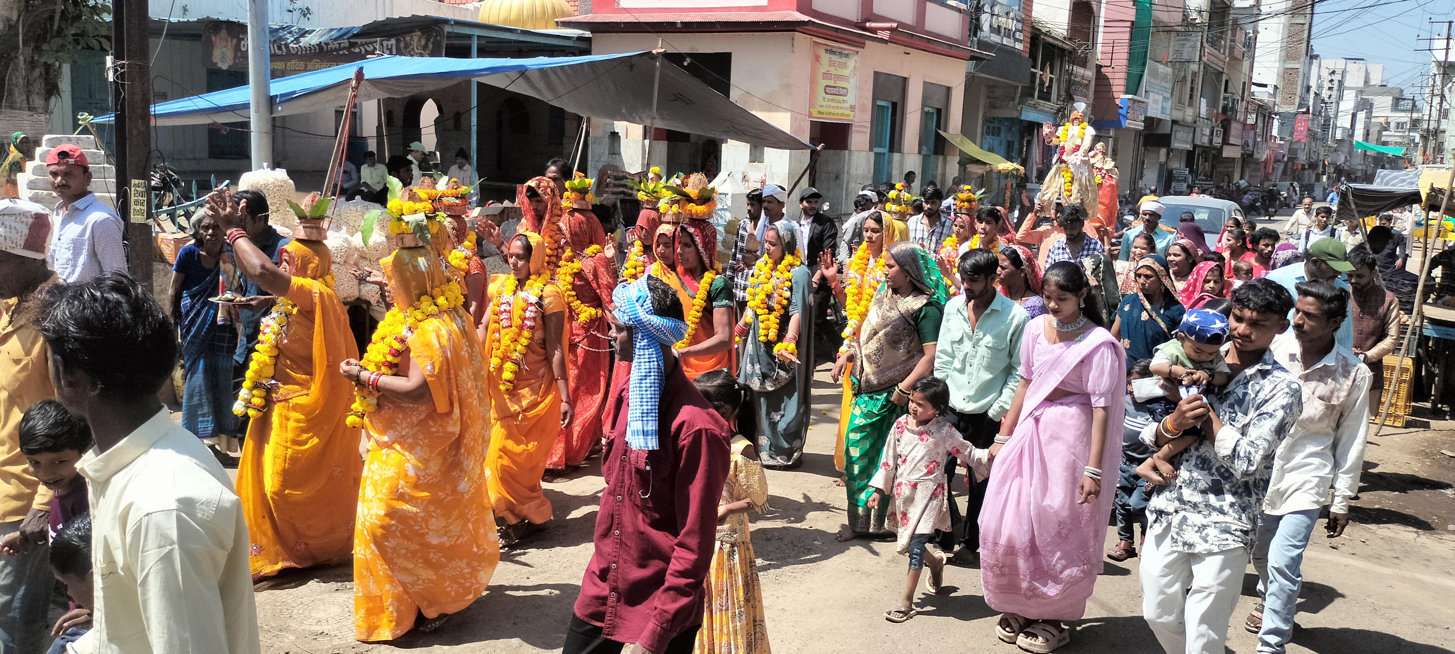 *बड़वानी:-बाड़ी खुलते ही पहुंचे श्रद्धालु, चरण पखार की गणगौर माता की अगुवाई, की ज्वारों को सज्जित रथों में शिरोधार्य कर घर घर अगवानी की।* posted by Lokesh Davde
