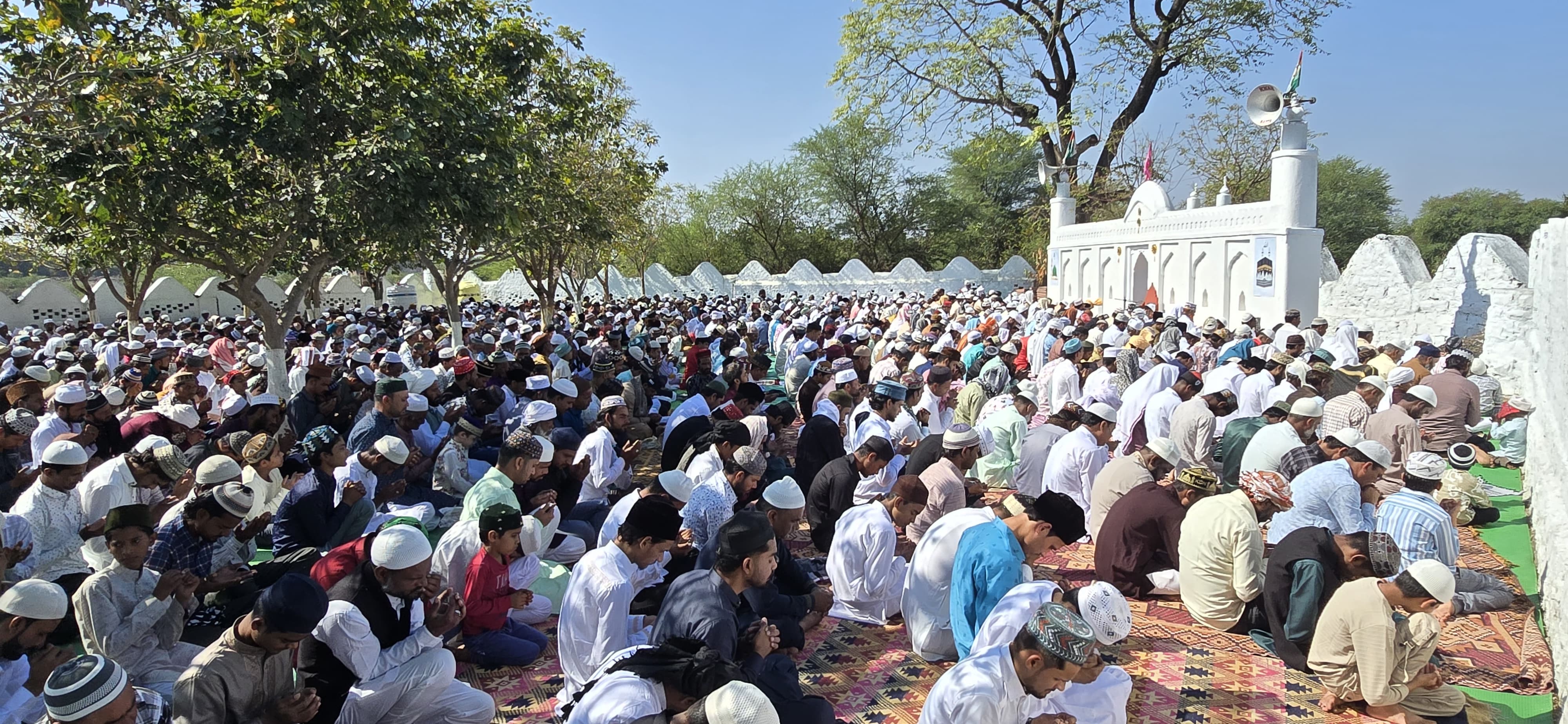ईदगाह में अदा हुई ईद उल फ़ित्र की नमाज,अमन चैन की मांगी दुआ,एक दूसरे से गले मिलकर भाईचारे प्रेम और शांति का दिया संदेश.