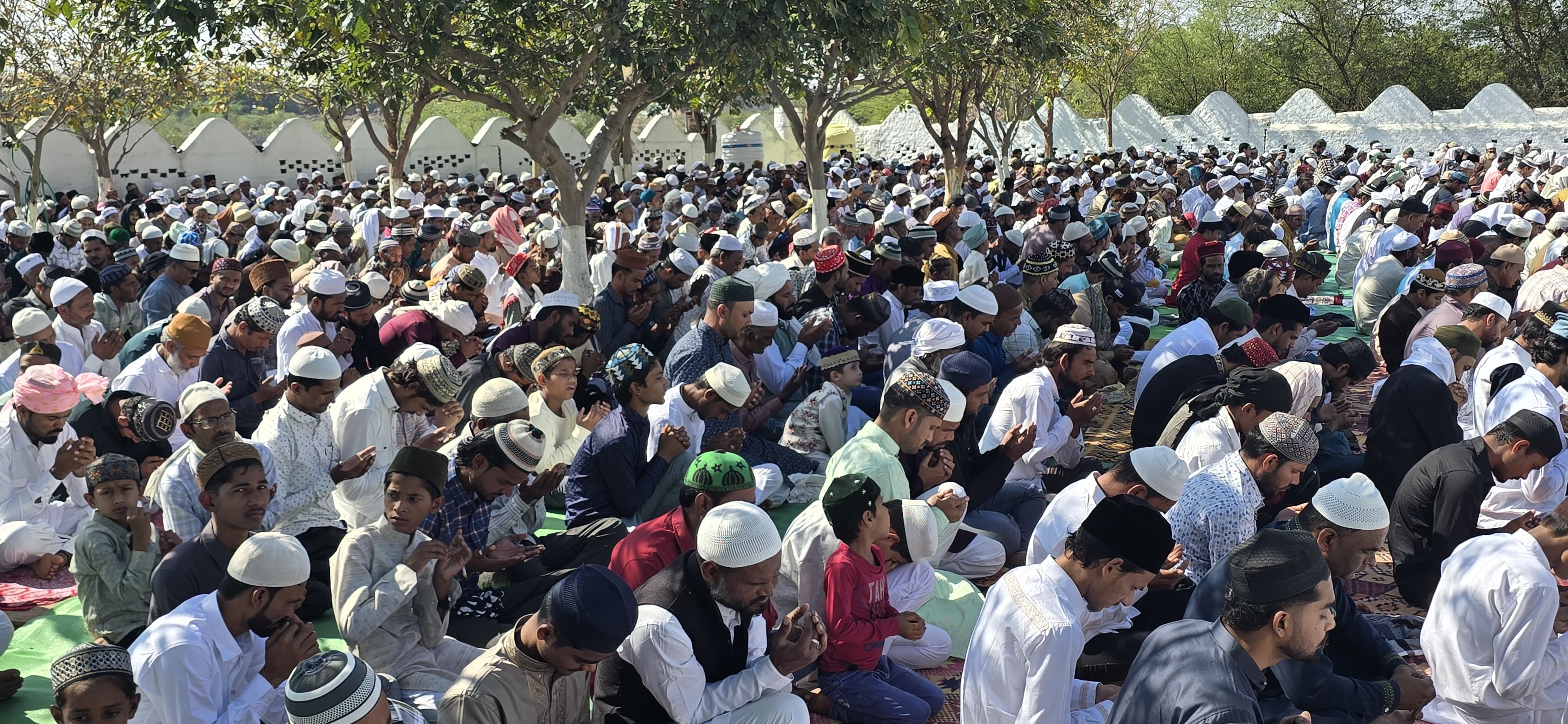 ईदगाह में अदा हुई ईद उल फ़ित्र की नमाज,अमन चैन की मांगी दुआ,एक दूसरे से गले मिलकर भाईचारे प्रेम और शांति का दिया संदेश.