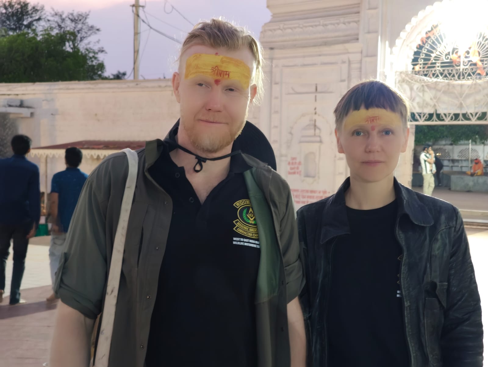 अमरकंटक में यूरोप से आए दंपति ने नवरात्रि पर भारतीय वेशभूषा में मां नर्मदा का किया दर्शन  posted by Kishor Kumar Soni  from Anuppur