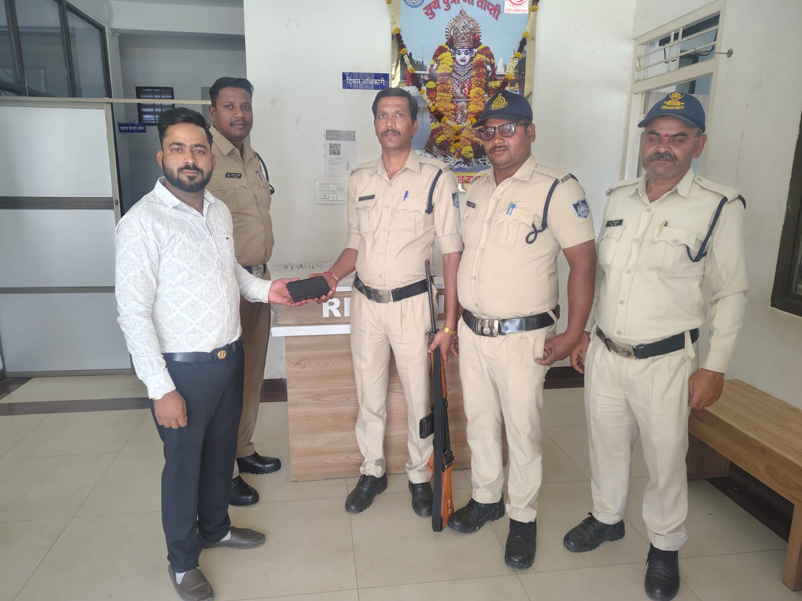 मुलताई के युवा नेता कृष्णा दवंडे ने कि ईमानदारी की मिसाल पेश  posted by Mohammad Afsar  from Multai