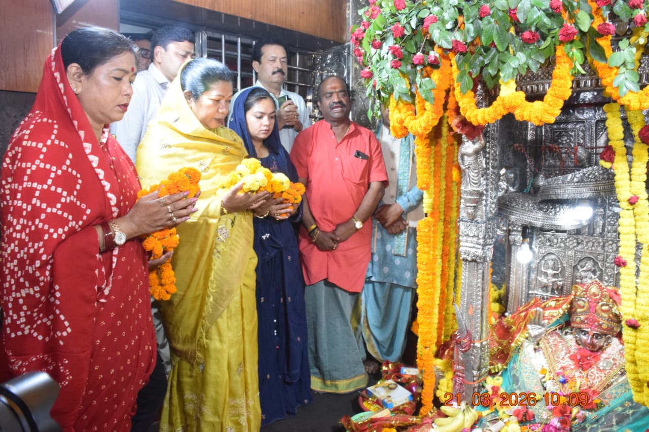 शक्तिपीठ मां ज्वालामुखी धाम में लोक स्वास्थ्य यांत्रिकी मंत्री श्रीमती संपतिया उईक ने टेका मत्था posted by Avnish Sharma from Singrauli