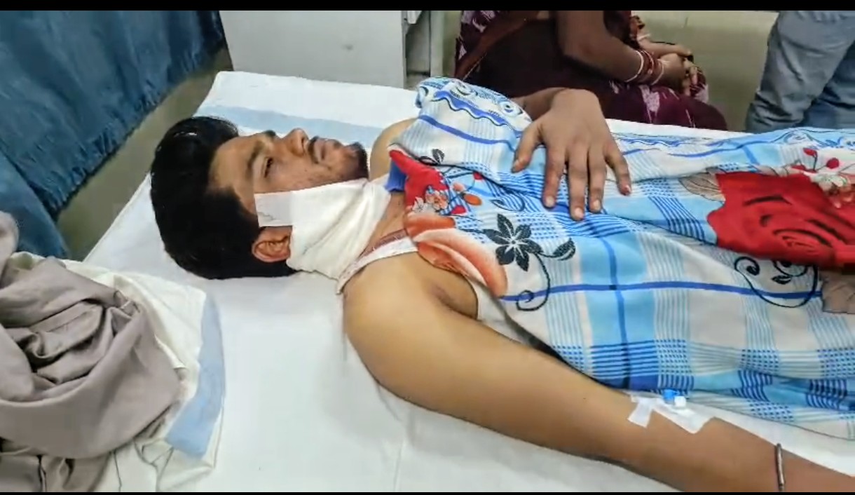 दमोह में घर में घुसकर युवक पर चाकू से हमला, हालत गंभीर जबलपुर रेफर..