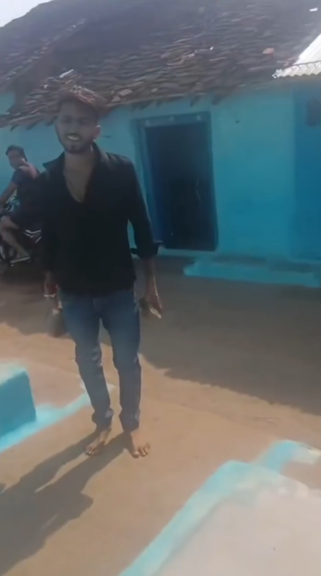 जमीनी विवाद ने लिया खतरनाक मोड़, युवक पर पत्थर से जानलेवा हमला — वीडियो वायरल posted by Amit Kumar Awasthi