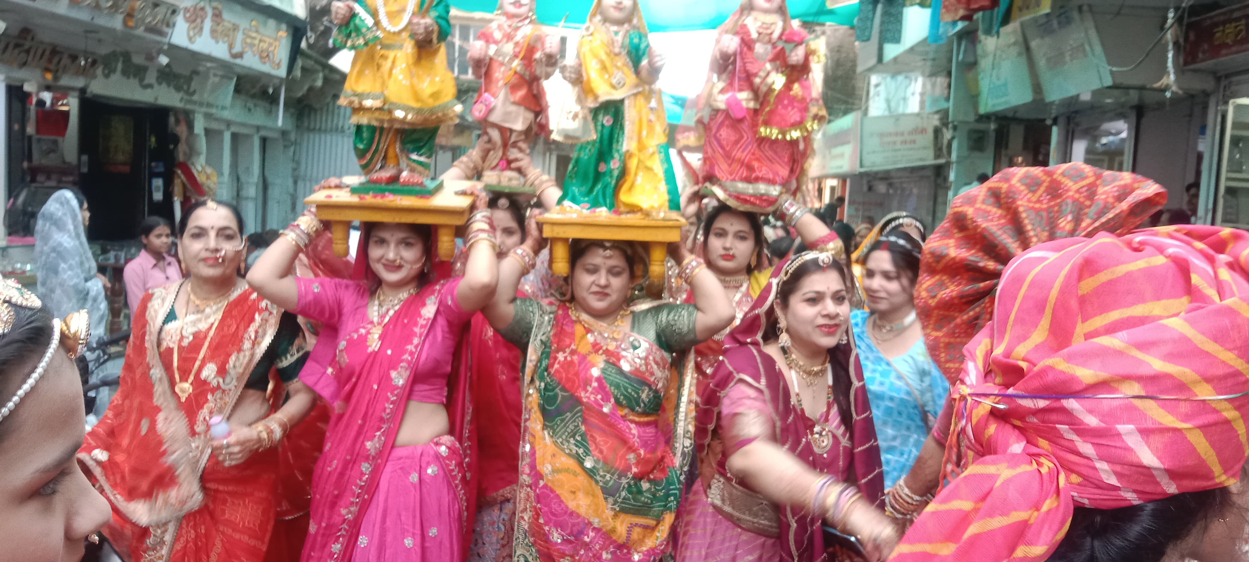 मेडक्षत्रिय स्वर्णकार समाज महिला मंडल का गणगौर जुलूस posted by Ved Parkash Arya from Guna