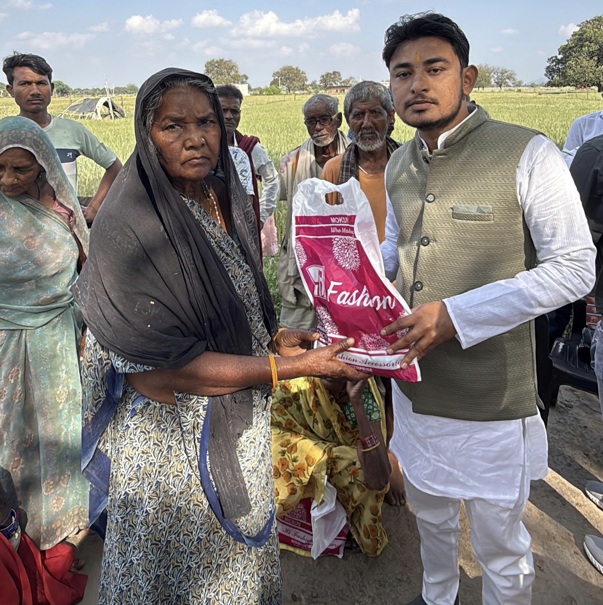 विधायक सिद्धार्थ तिवारी के जन्मदिन पर सामाजिक सेवा कार्यक्रम posted by Arvind Tiwari from Teonthar