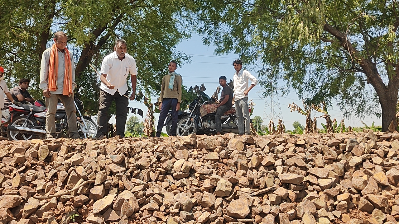 घटिया सड़क, भारी घोटाले का आरोप! गुराडिया में ग्रामीणों का फूटा गुस्सा, कलेक्टर घेराव की चेतावनी posted by Raju Rathore from Burhanpur