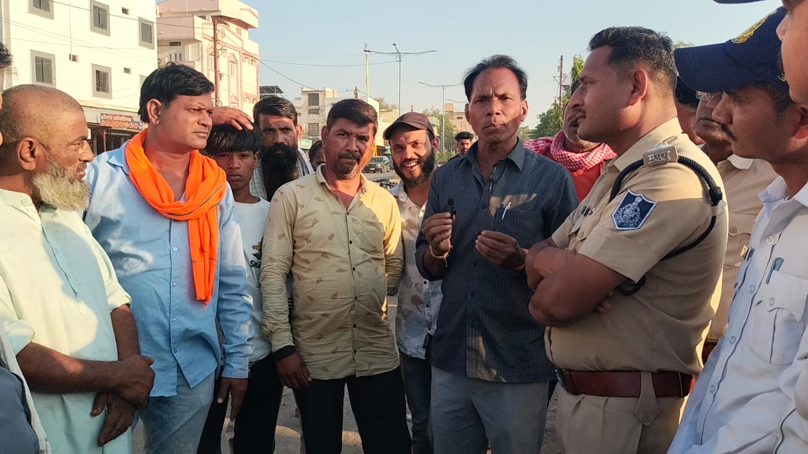 त्योहारों के मद्देनजर पुलिस ने किया पैदल मार्च, आमजन से किया संवाद ,शांति, सुरक्षा और कानून व्यवस्था बनाए रखने के साथ जागरुकता के निर्देश  posted by Lokesh Davde