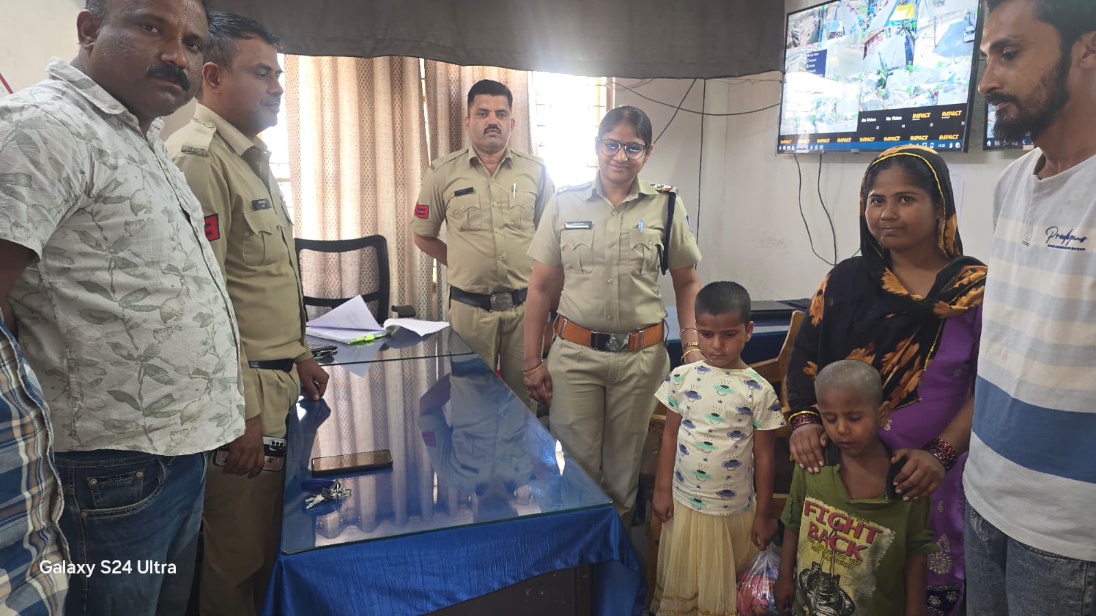 पुलिस ने बिछड़ी बच्ची को माता-पिता से मिलाया posted by Ashish Sharma from Ratlam