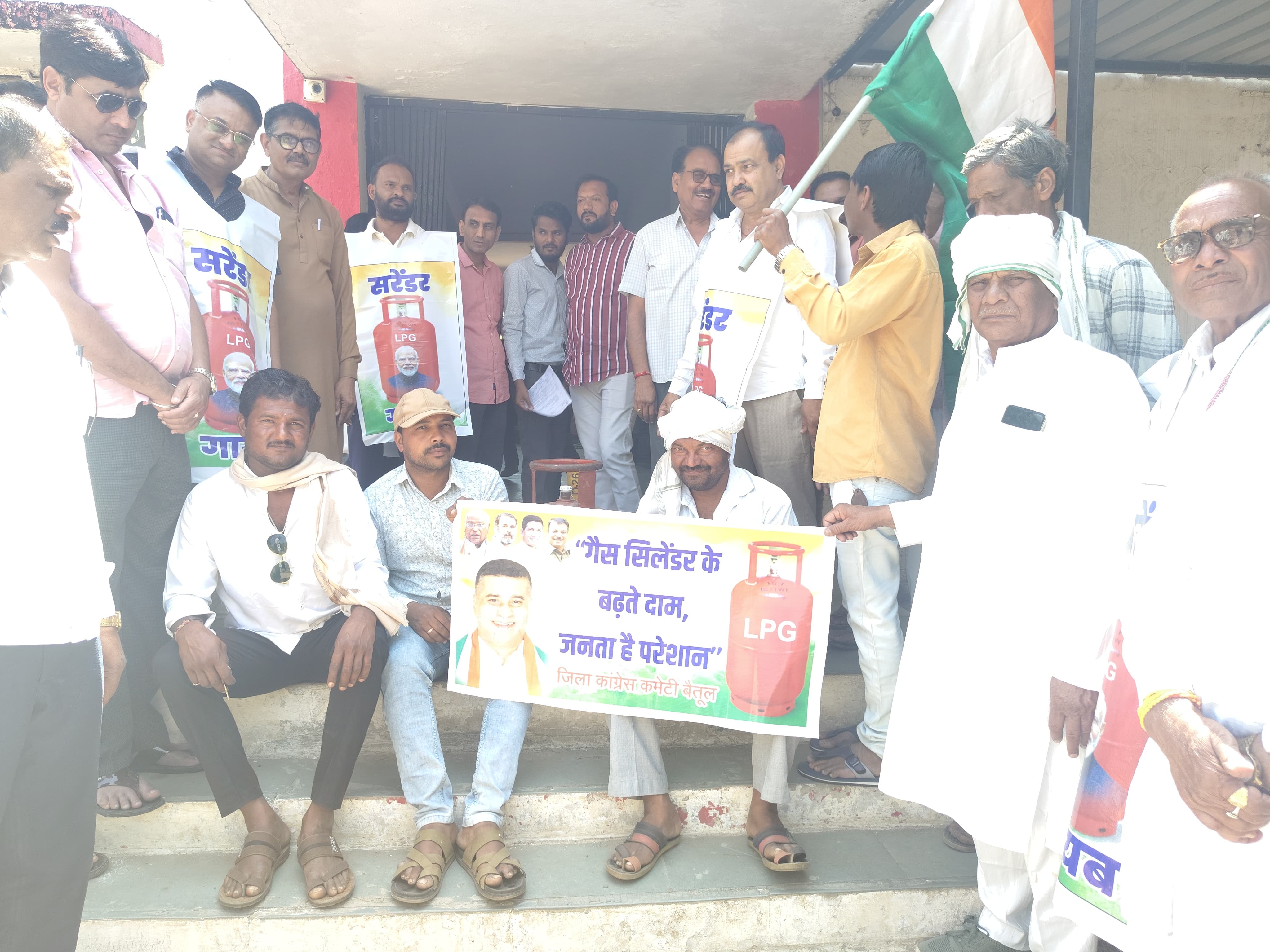 एलपीजी गैस, पेट्रोल और डीजल की बढ़ी कीमतों के खिलाफ चिचोली में कांग्रेस ने किया जोरदार प्रदर्शन posted by Sachin Jain from Betul