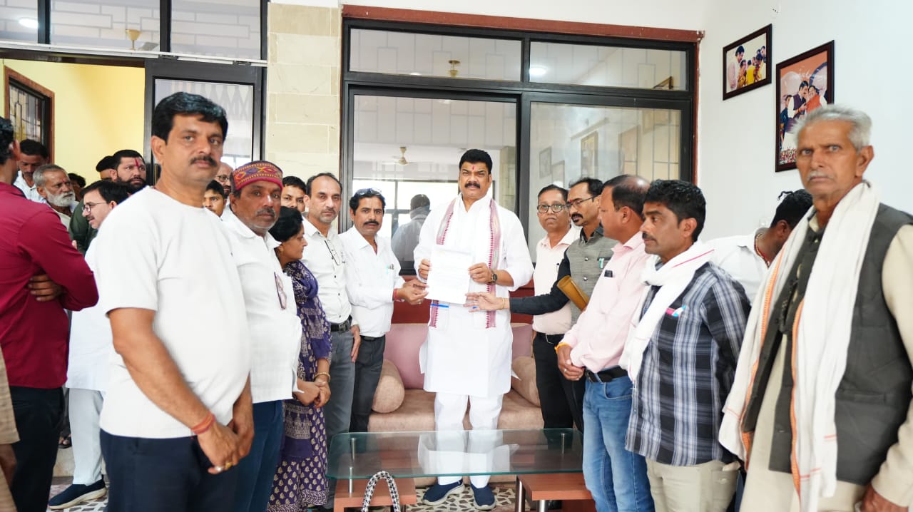 *शिक्षक पात्रता परीक्षा (TET)की अनिवार्यता पर विरोध में मंत्री श्री राजपूत को सोपा ज्ञापन*   *मंत्री श्री राजपूत ने दिया शिक्षकों को आश्वासन posted by Kartik Gautam from Sagar