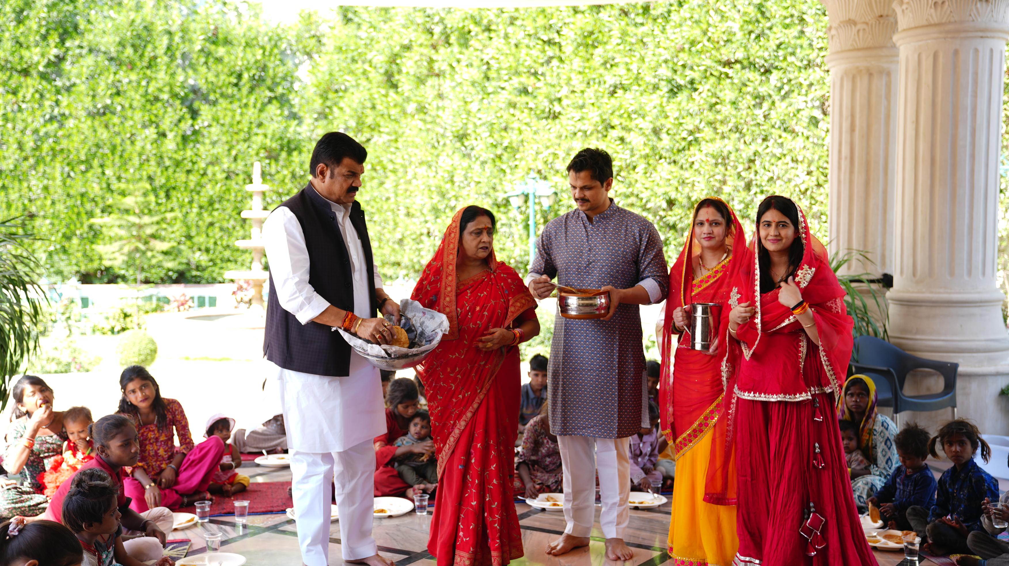 *नवरात्रि पर मंत्री गोविंद सिंह राजपूत ने सपरिवार किया कन्या पूजन, कराया कन्या भोज*    *देवी स्वरूप कन्याओं का चुनरी ओढ़ाकर किया सम्मान posted by Kartik Gautam from Sagar