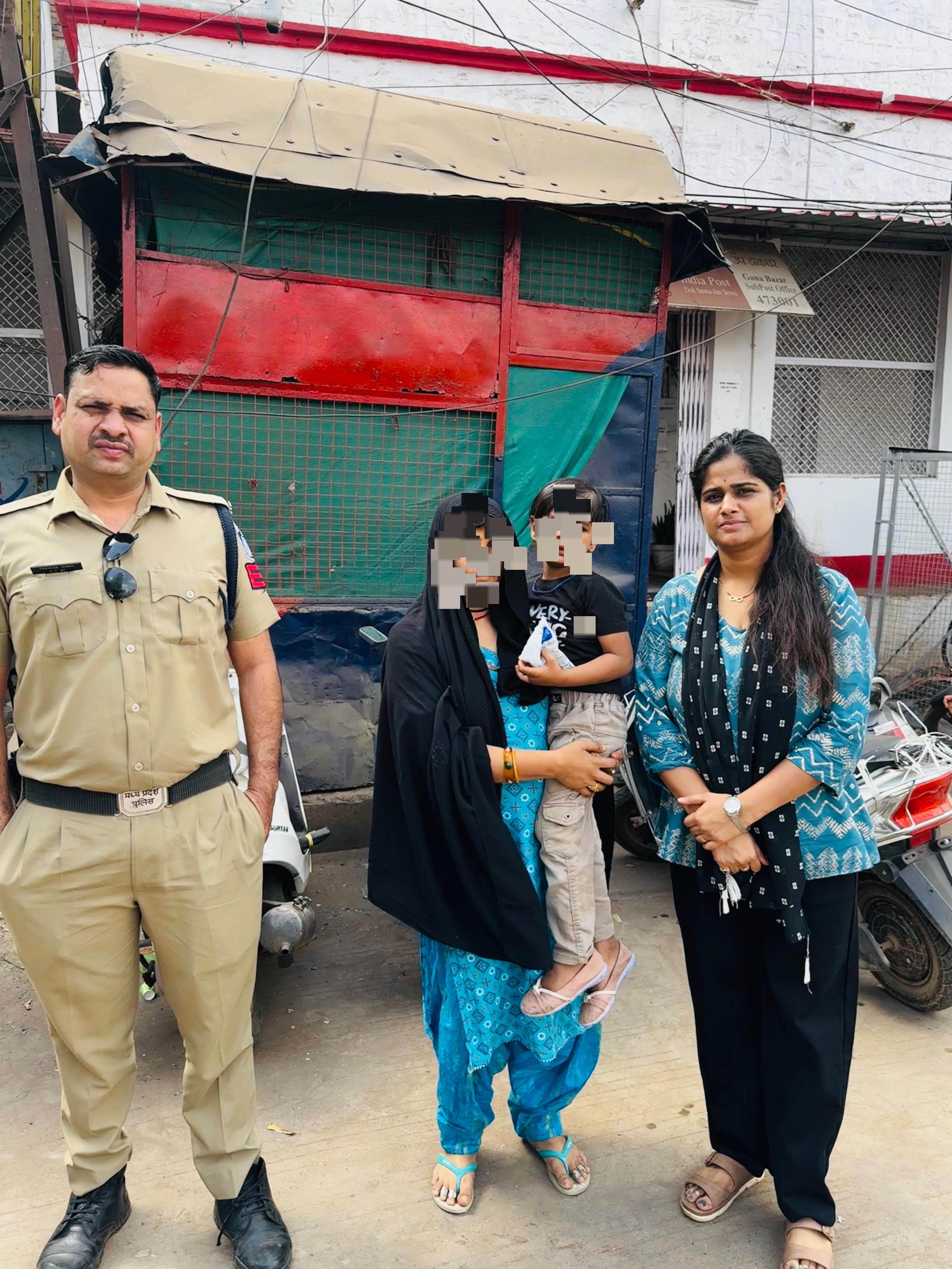 गुना पुलिस अधीक्षक की संवेदनशील पहल से भटकी बालिका परिवार से मिली posted by Ved Parkash Arya from Guna