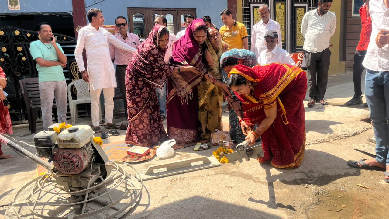 वार्ड 17 में सड़क निर्माण कार्य शुरू posted by Durgesh Bhatt from Hoshangabad