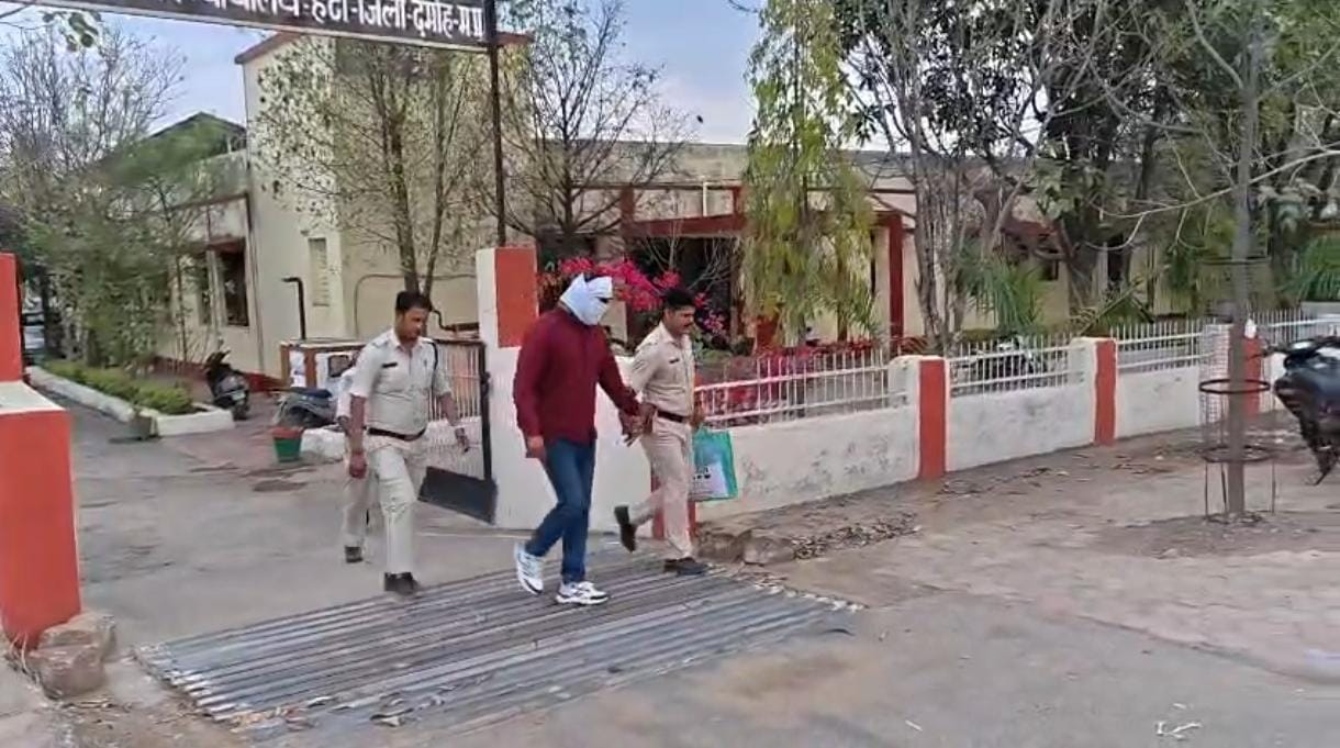 सात साल से फरार 15 हजार के इनामी आरोपी ने हटा न्यायालय में किया सरेंडर,बहुचर्चित देवेंद्र चौरसिया हत्याकांड में है सह अरोपी. posted by Akib Khan from Damoh