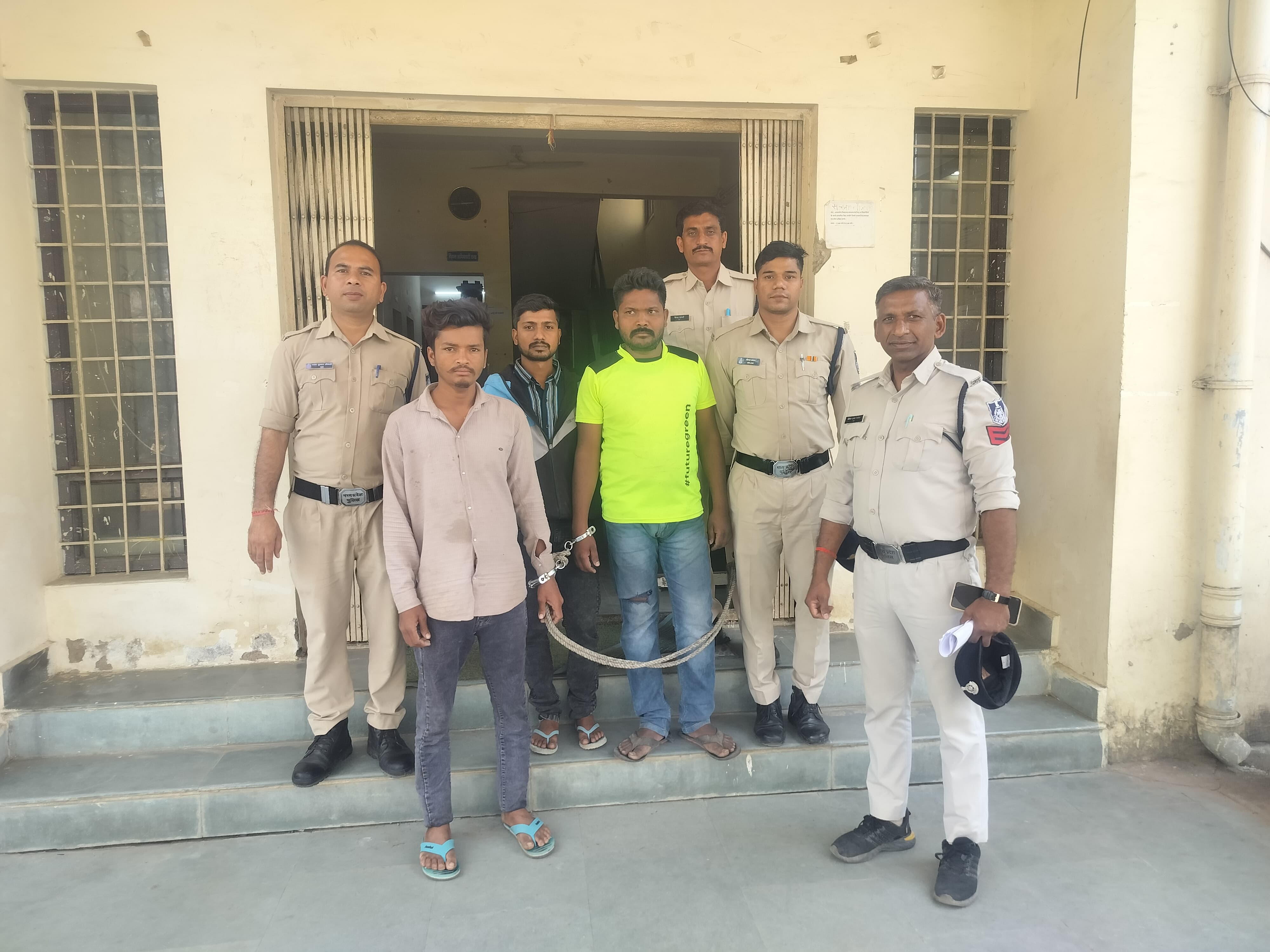 कोतवाली पुलिस ने किये 03 स्थायी व 03 गिरफ्तारी वारंट तामील posted by Mohammad Asif Langha from Amla