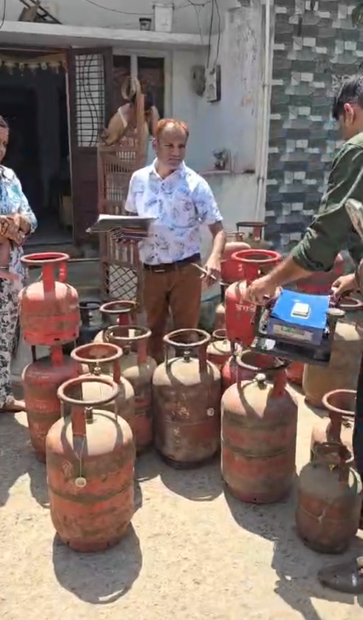 मनावर में खाद  विभाग की कार्यवाही से हड़कम्प posted by Ghanshyam Patidar from Kukshi