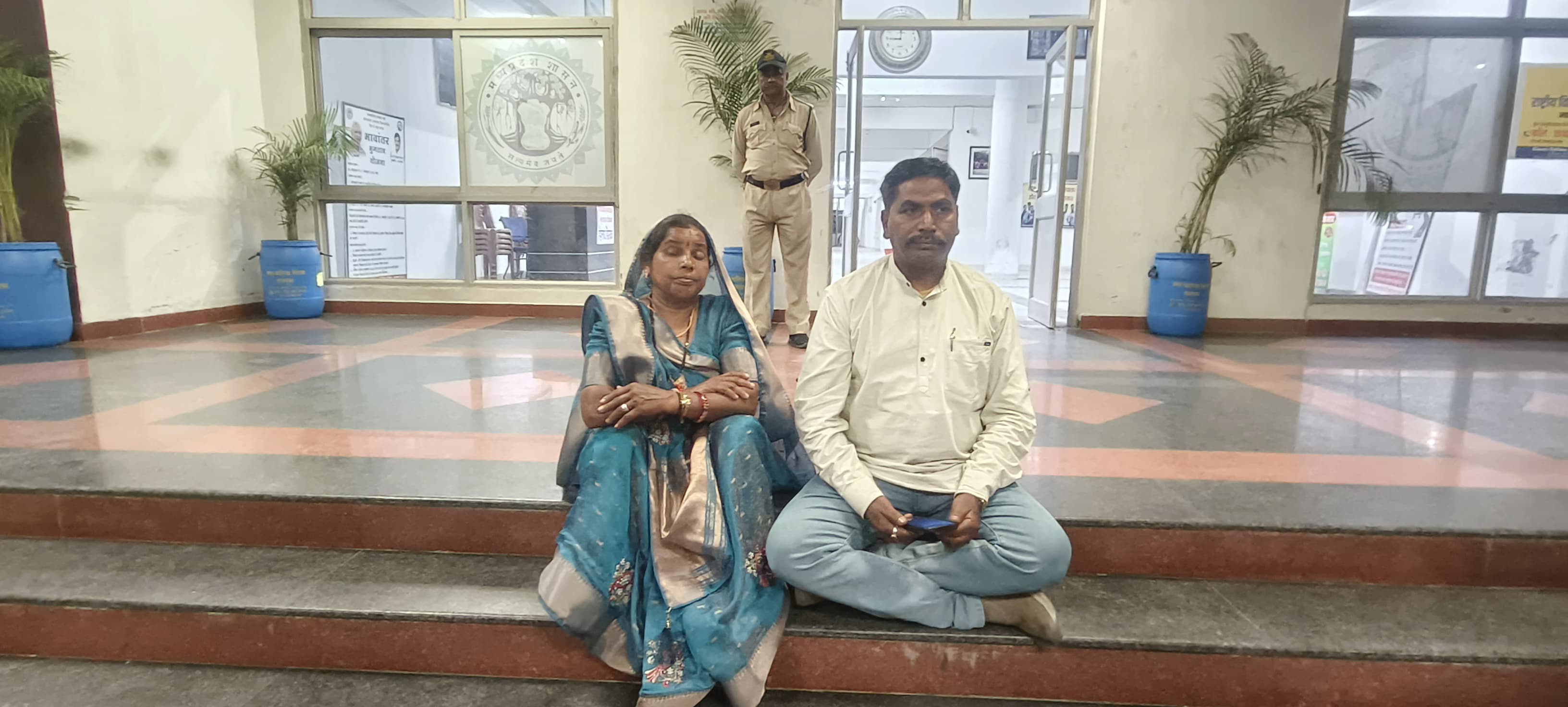 जिला पंचायत अध्यक्ष का कलेक्टर कार्यालय के बाहर धरना posted by Ashish Sharma from Ratlam