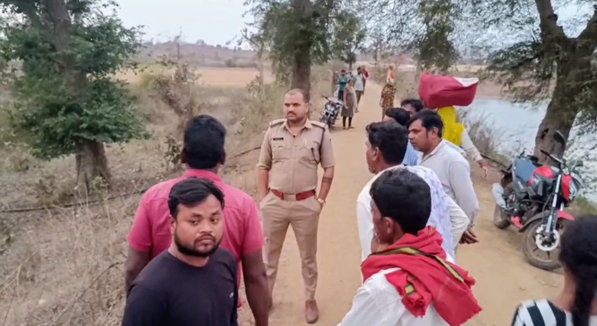 दमोह में ट्रैक्टर पलटने से किसान की मौत, खेत में जुताई से वापस लौटते समय हुआ हादसा... posted by Akib Khan from Damoh