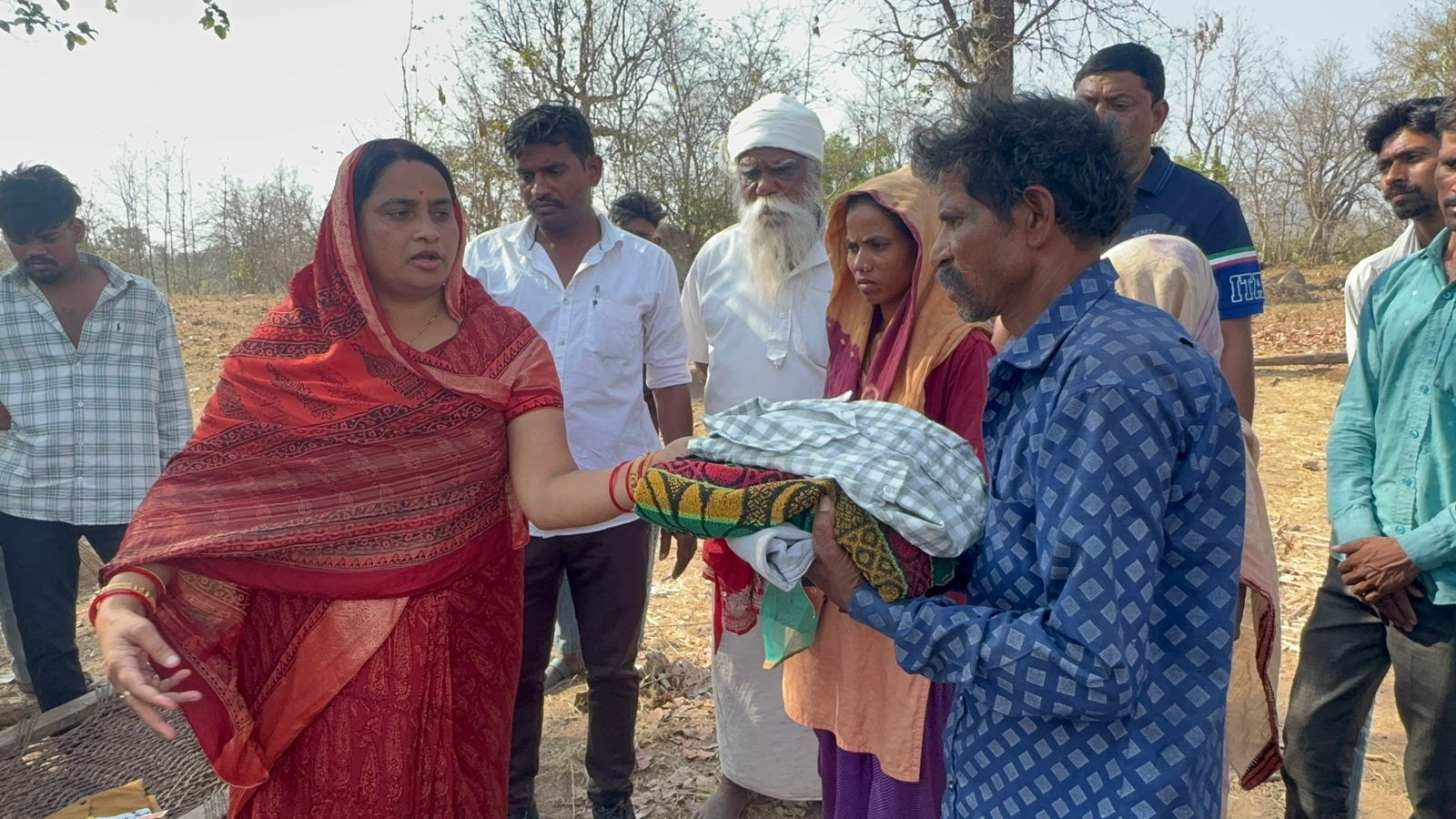 उस गरीब का जब सब कुछ जल गया... तब सहारा बनकर पहुंची विधायक सेना पटेल posted by Premprakash Gupta from Alirajpur