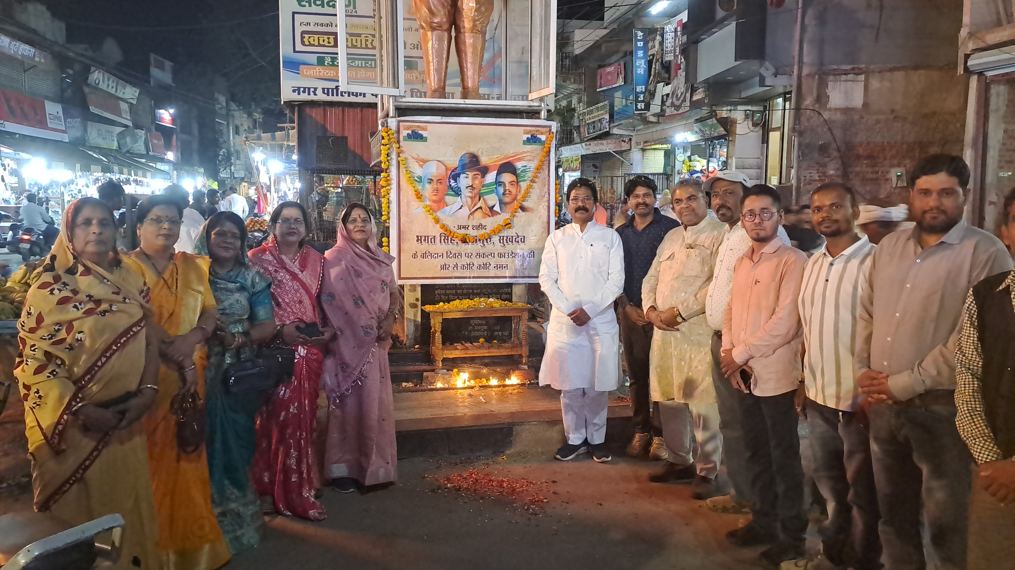 शहीद भगतसिंह, राजगुरु और सुखदेव जी को क्षेत्रीय विधायक एवं पिपरिया भाजपा कार्यकर्ताओं ने श्रद्धांजलि दी। posted by Kamlesh Kumar Gaur from Hoshangabad