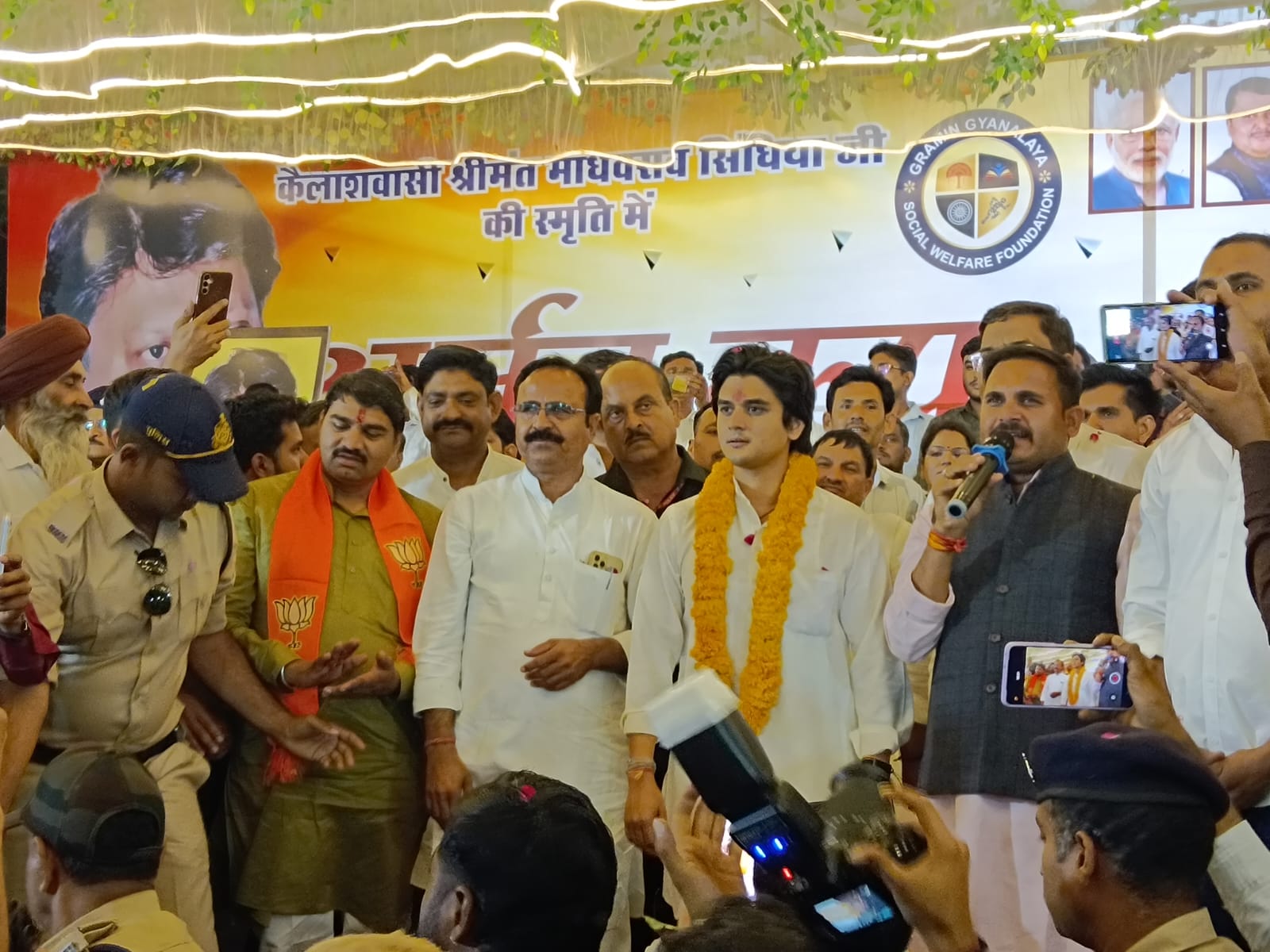 ​महानआर्यमन सिंधिया का ऐतिहासिक स्वागत posted by  Hemant Yadav from Mungaoli