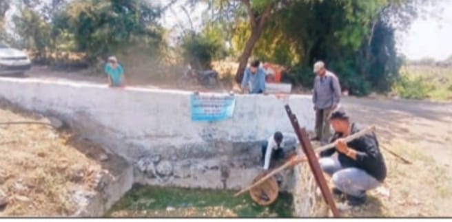 नंदगांव में जल संवर्धन अभियान के तहत की कुएं की सफाई posted by Lokesh Davde