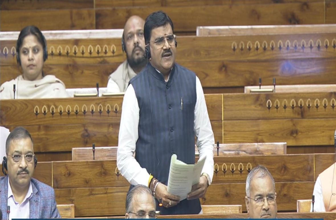 अंग्रेज़ी में न्याय क्यों? सांसद ज्ञानेश्वर पाटील ने आमजन के हक में उठाई बड़ी मांग! posted by Raju Rathore from Burhanpur