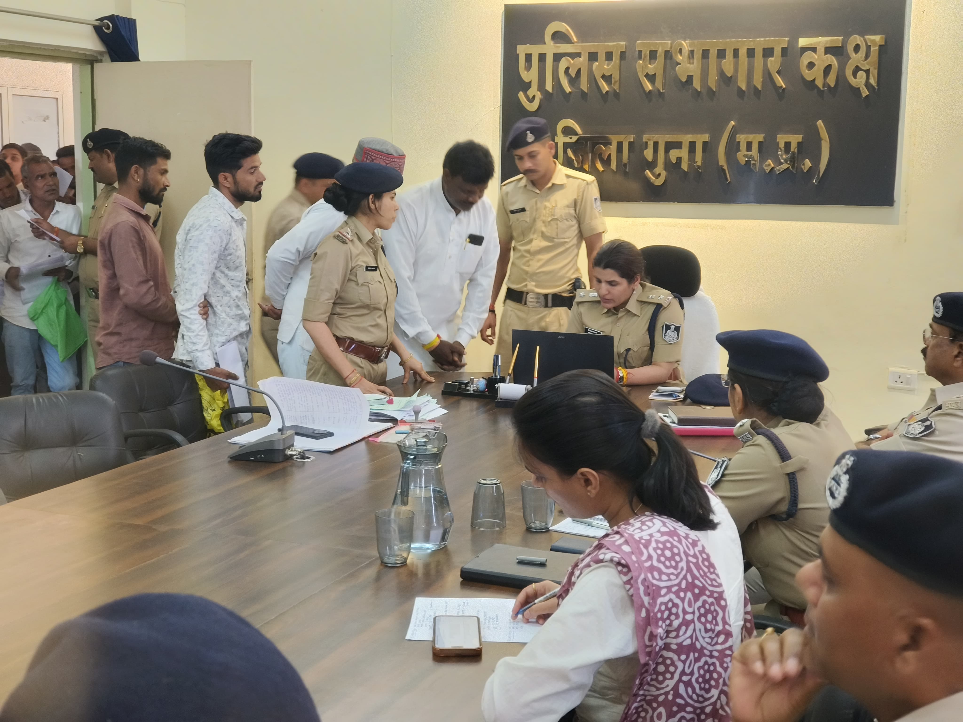 पुलिस अधीक्षक हितिका वासल ने जनसुनवाई में दिखाई संवेदनशीलता posted by Ved Parkash Arya from Guna