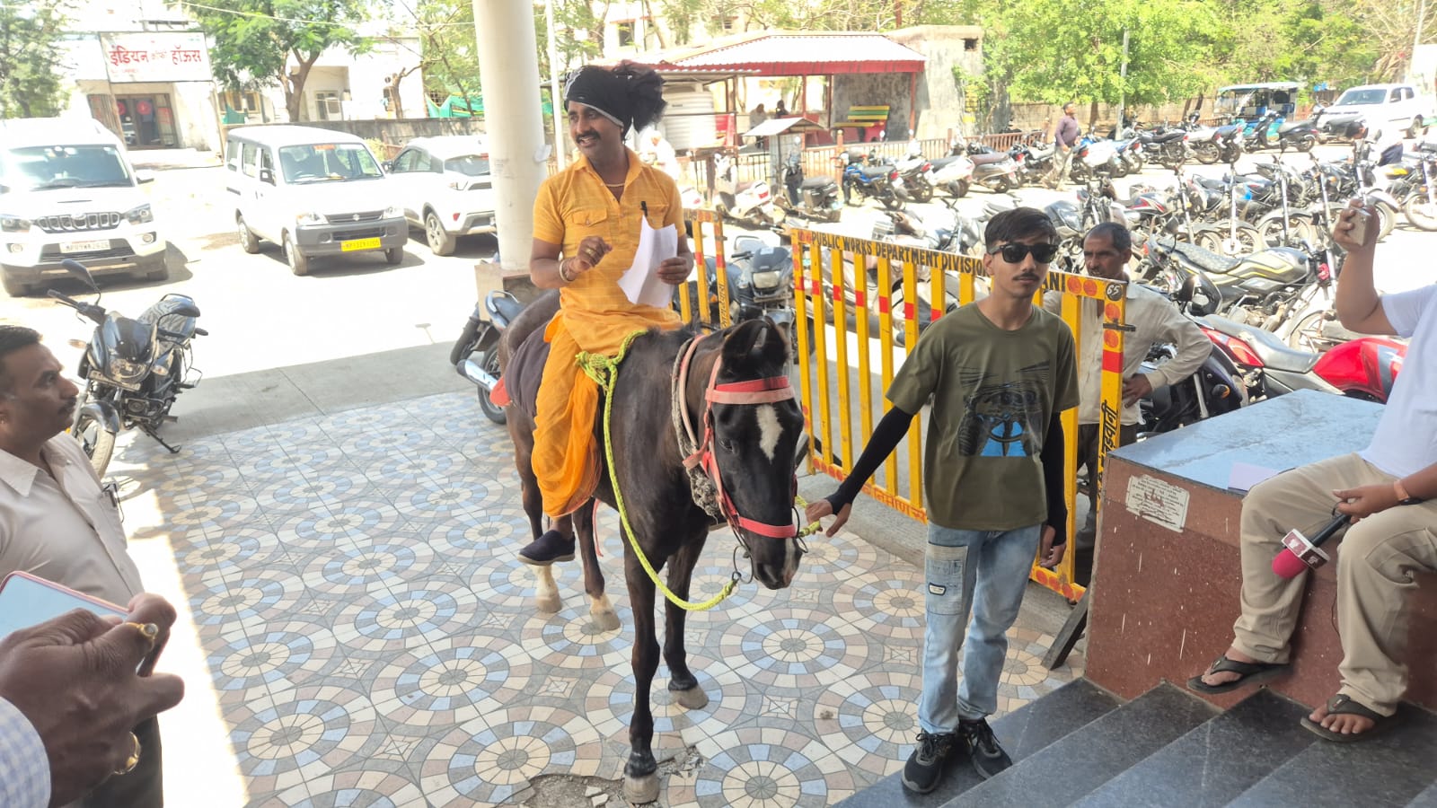 चरनोई भूमि घोड़ी पर सवार होकर जनसुनवाई में पहुंचा युवक posted by Ashish Sharma from Ratlam