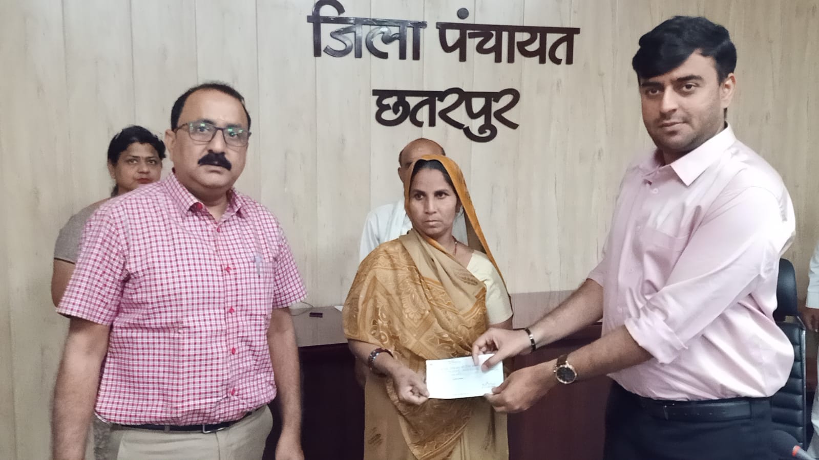 कलेक्टर की संवेदनशीलता: जनसुनवाई बनी बेसहारा परिवारों का संबल, मौके पर ही वितरित किए 9 लाख के हितलाभ posted by Rajneesh Dev Parmar