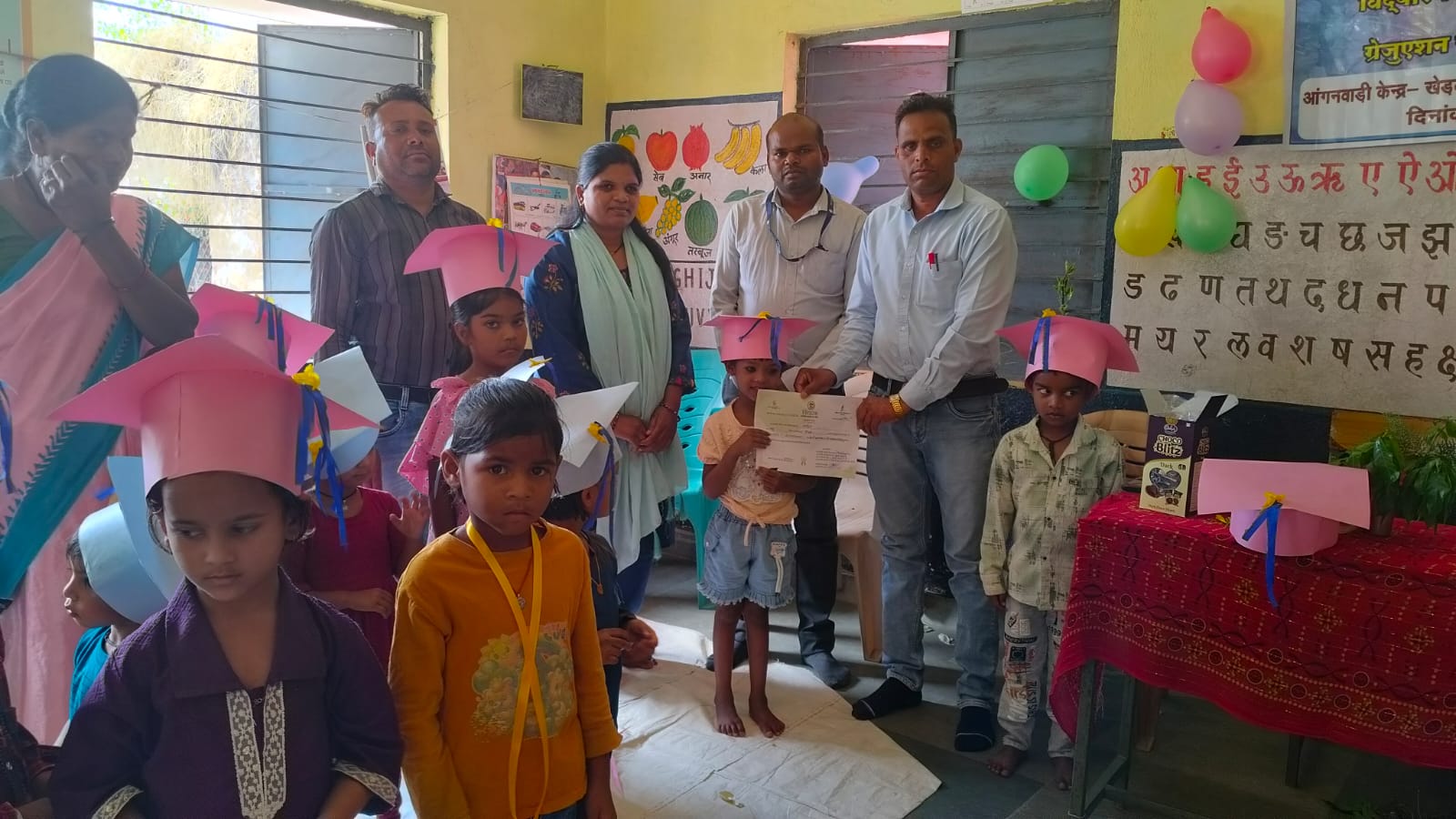 खेड़लीबाजार आंगनवाड़ी केन्द्र में बच्चों को विद्यारंभ प्रमाण पत्र वितरित posted by Sachin Jain from Betul