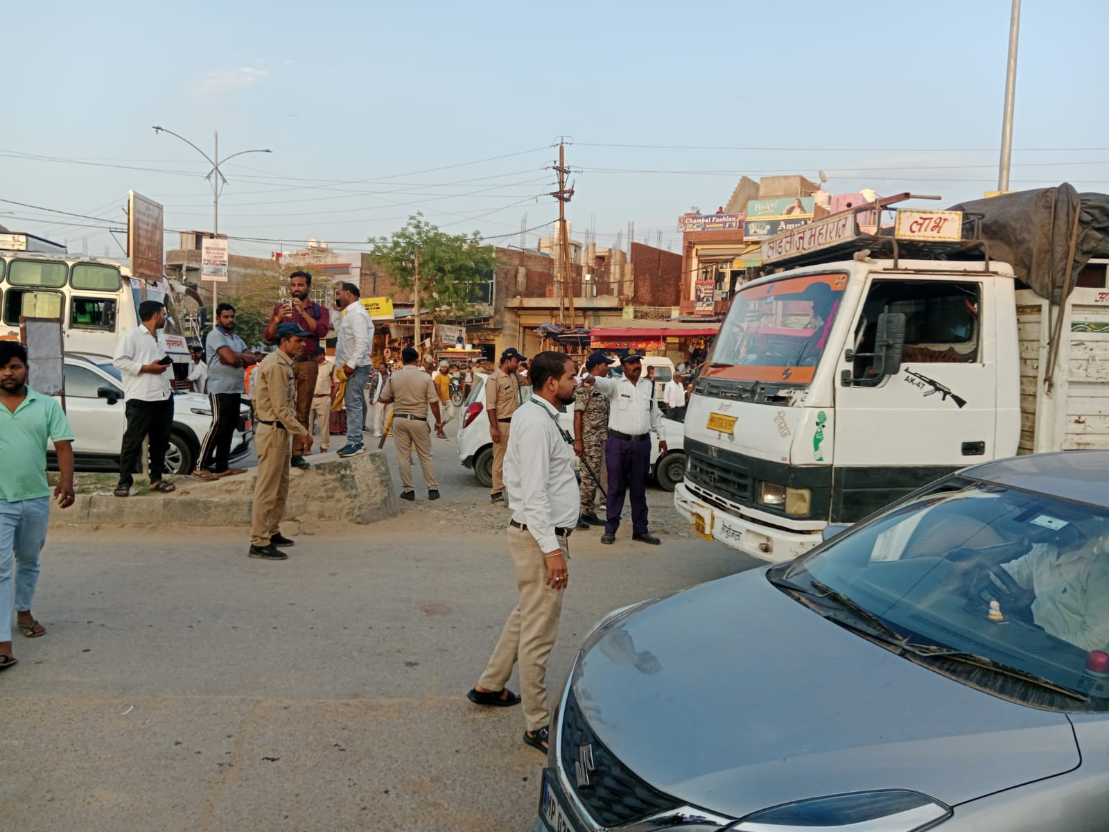 डबरा ब्रेकिंग : मजिस्ट्रेट चेकिंग अभियान में वाहनों पर ताबड़तोड़ कार्रवाई, डबरा विधायक सुरेश राजे भी नहीं बचे posted by Hemant Upadhyay  from Bhitarwar