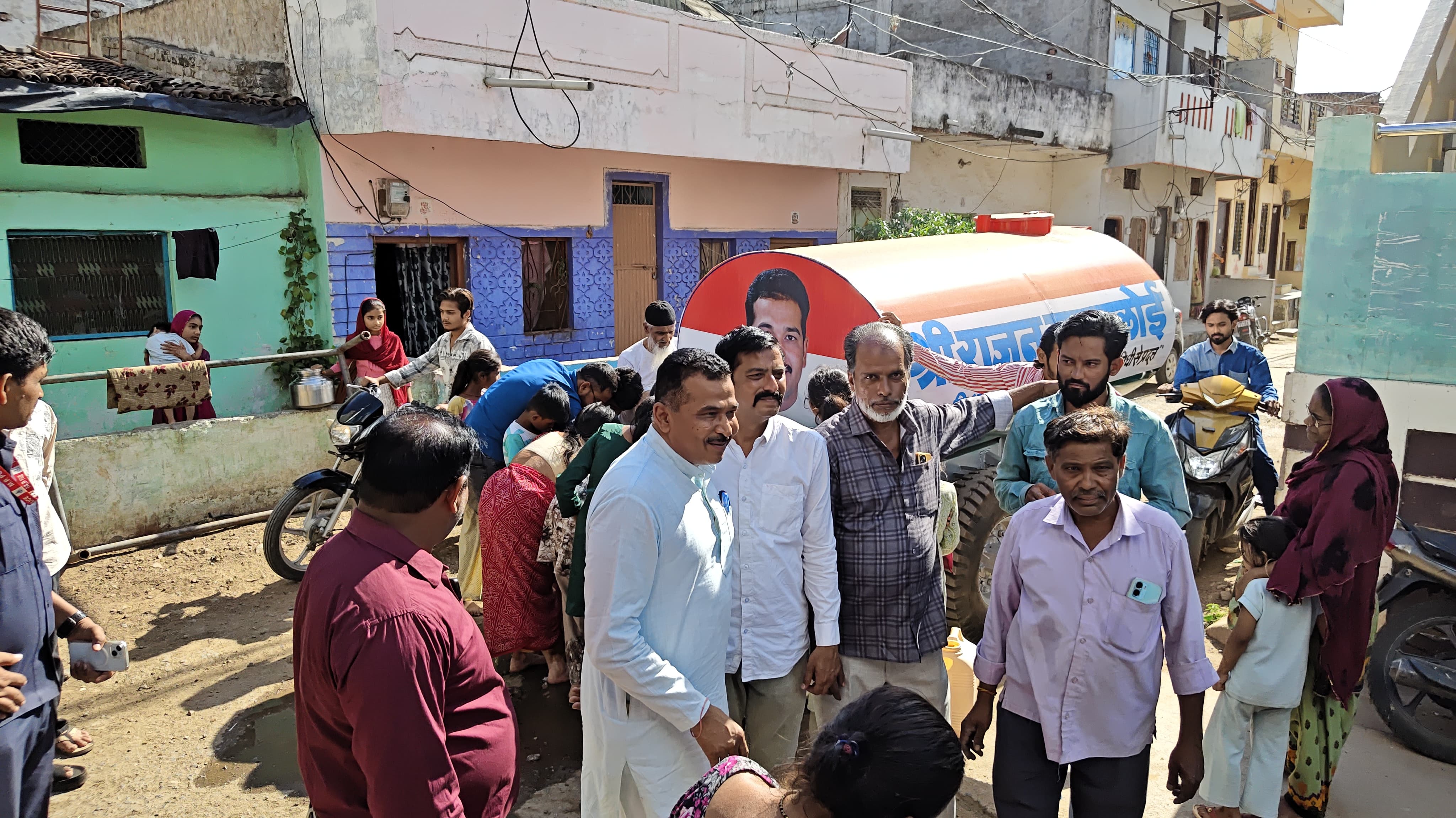 शहर में गर्मी शुरु होने से पूर्व ही भीषण जल संकट की हो गई समस्या पैदा। बीते सप्ताह से असमय पेयजल सप्लाई होने से  पानी के लिए तरसने लगे लोग posted by Lokesh Davde