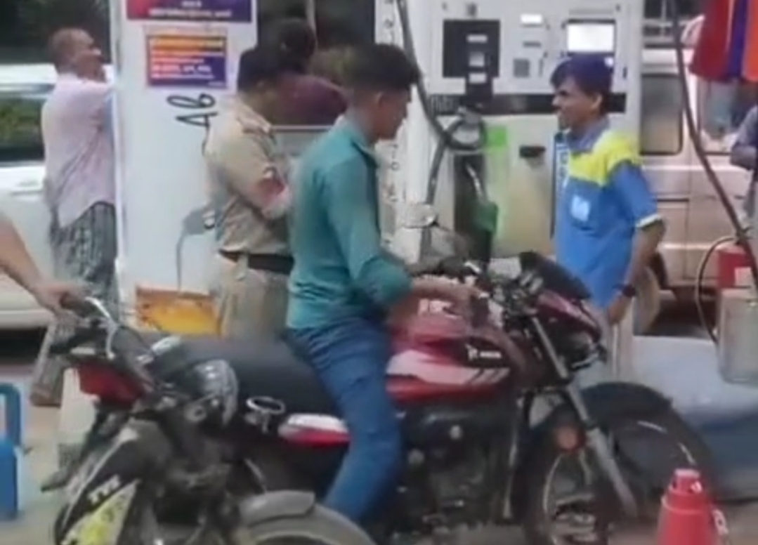पेट्रोल की अफवाह ने बड़वानी में मचाया हड़कंप, ग्राहक लाइन में लगे , टंकी भरवाने में जुटे posted by Lokesh Davde