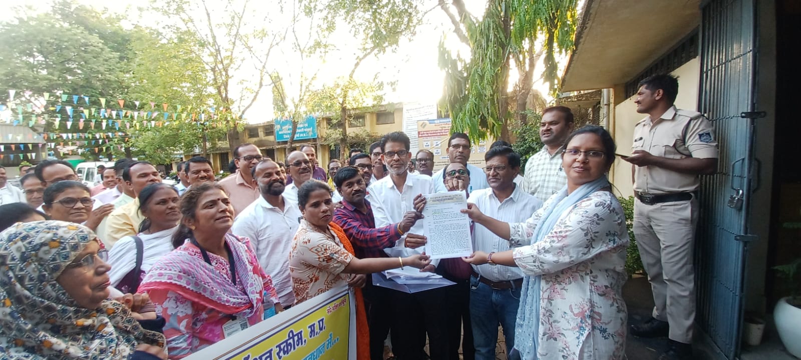 30 वर्षों के अधिक शिक्षा विभाग में सेवा देने वाले शिक्षकों के लिए अब टीईटी अनिवार्य का विरोध देखने को मिला posted by Umesh Kisna Dongare  from Pandhurna